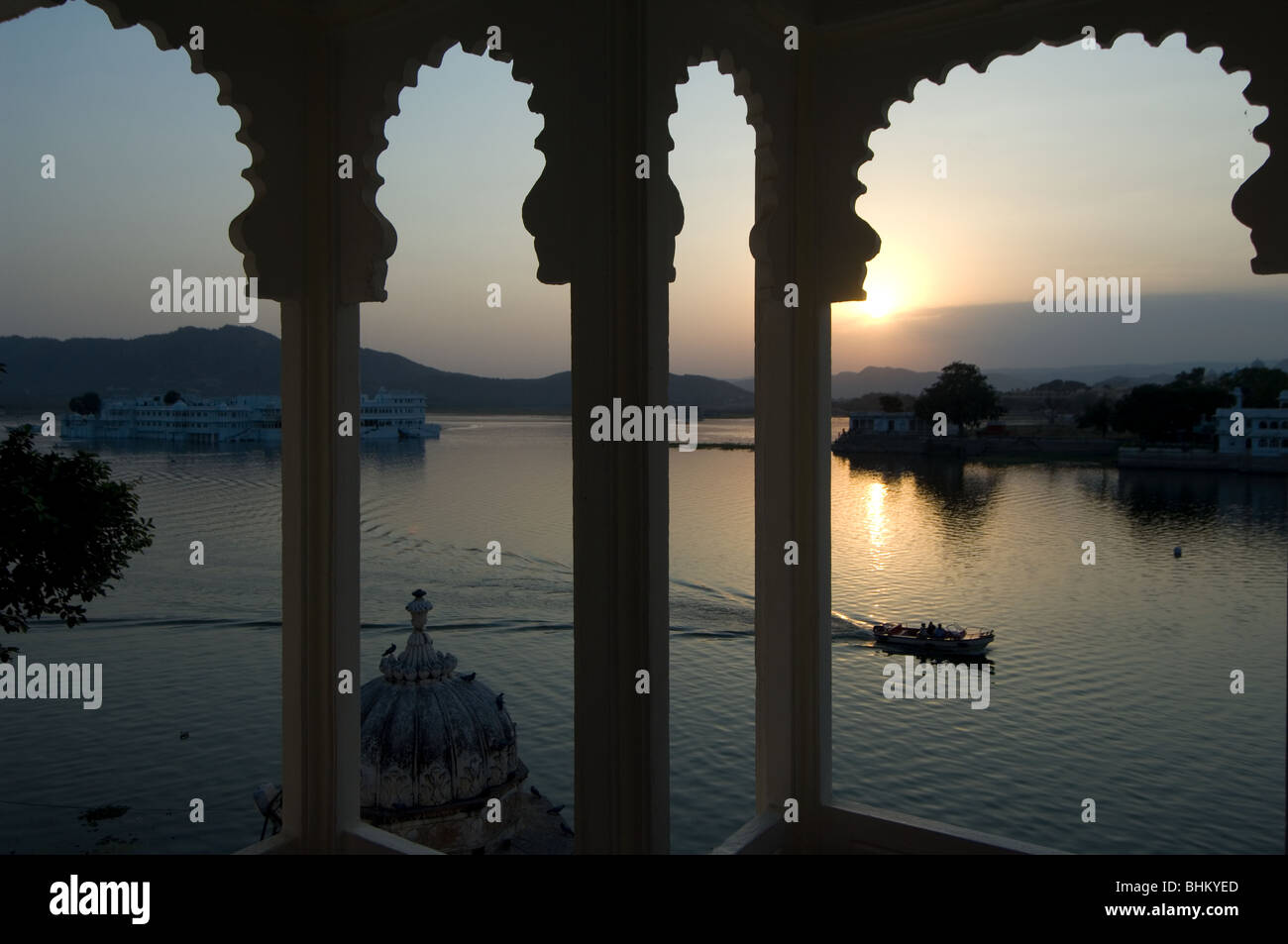 Tramonto sul lago Pichola e la romantica città di Udaipur, Rajasthan, India Foto Stock