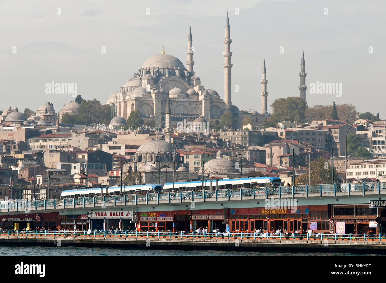 La moschea Sulemaniye domina lo skyline dietro il Ponte di Galata, Istanbul, Turchia Foto Stock