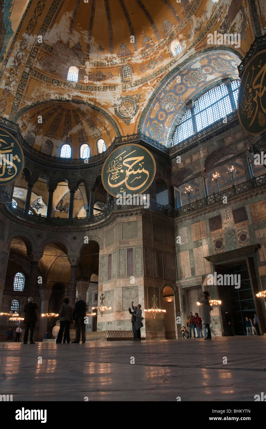 Interno della ex chiesa e moschea, e ora il Museo Hagia Sophia in Istanbul Foto Stock