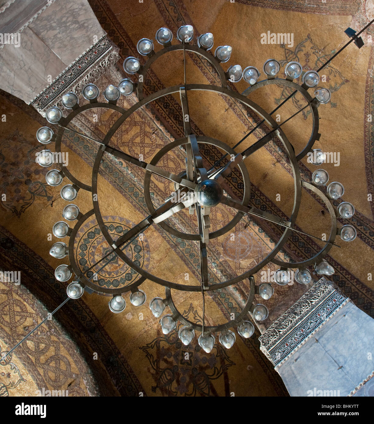 Un lampadario nella ex Cattedrale, moschea ed ora museo, la Hagia Sophia, Istanbul Foto Stock