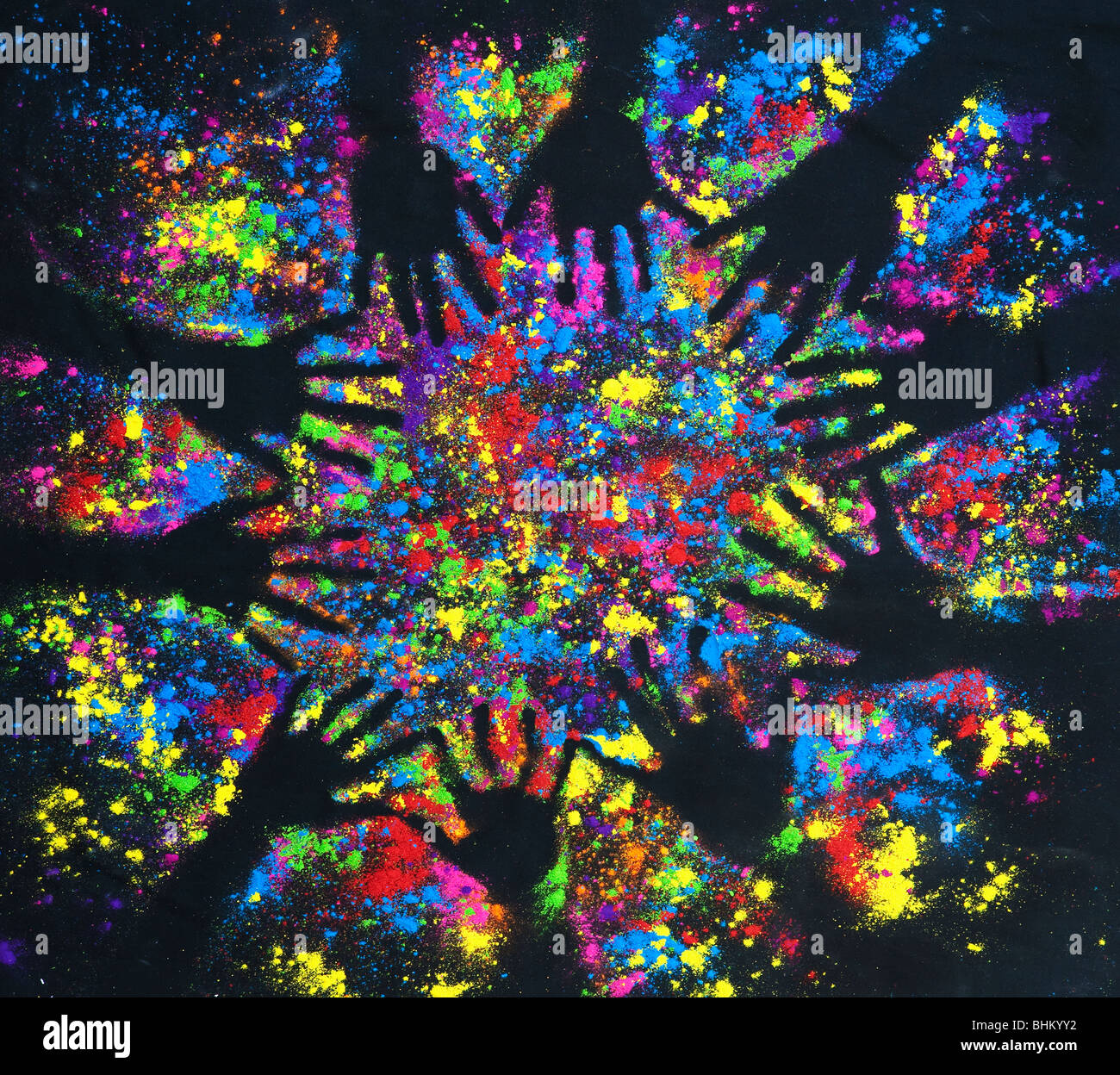 Polvere multicolore stampe a mano in un modello circolare su nero Foto Stock