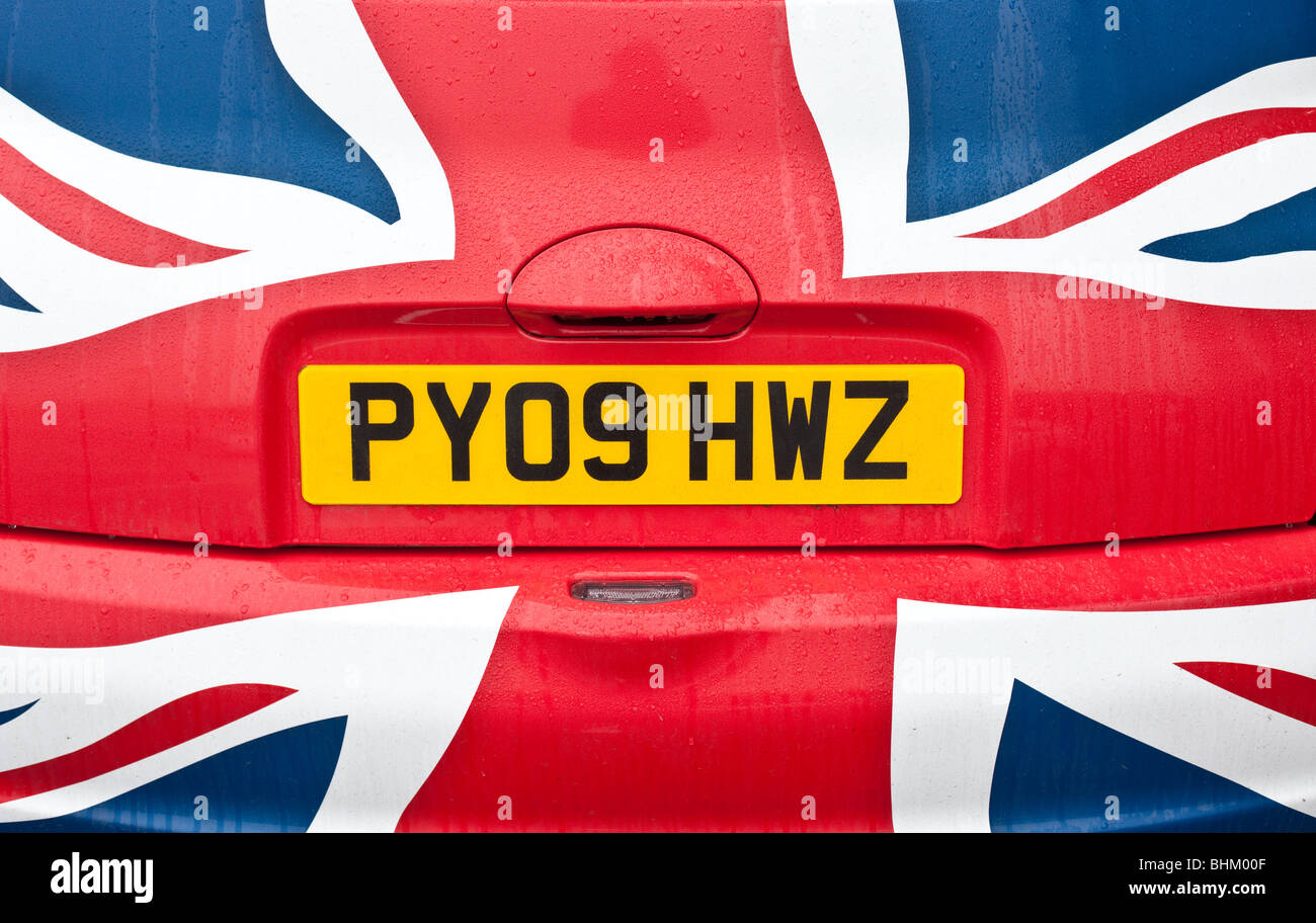 Un britannico-reso Nissan Micra dipinta in un Unione Jack Foto Stock