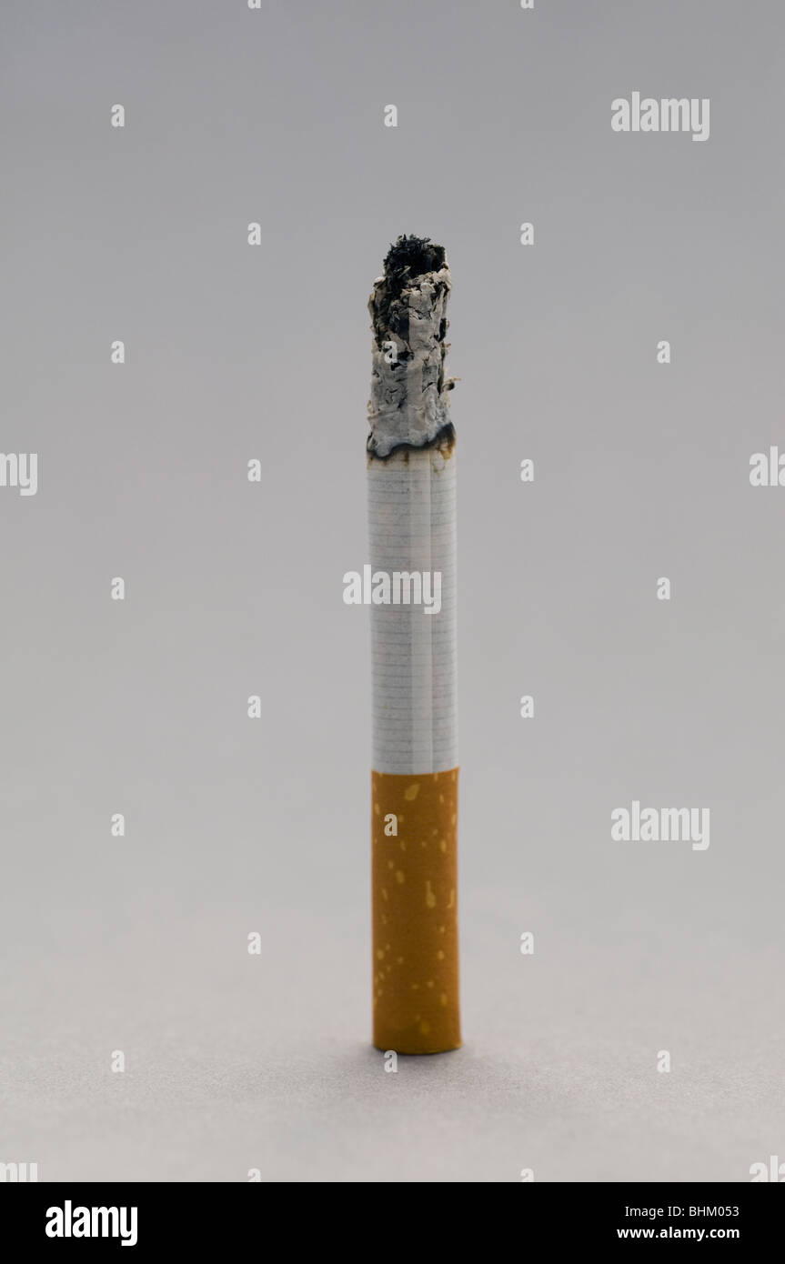Sigaretta accesa Foto Stock