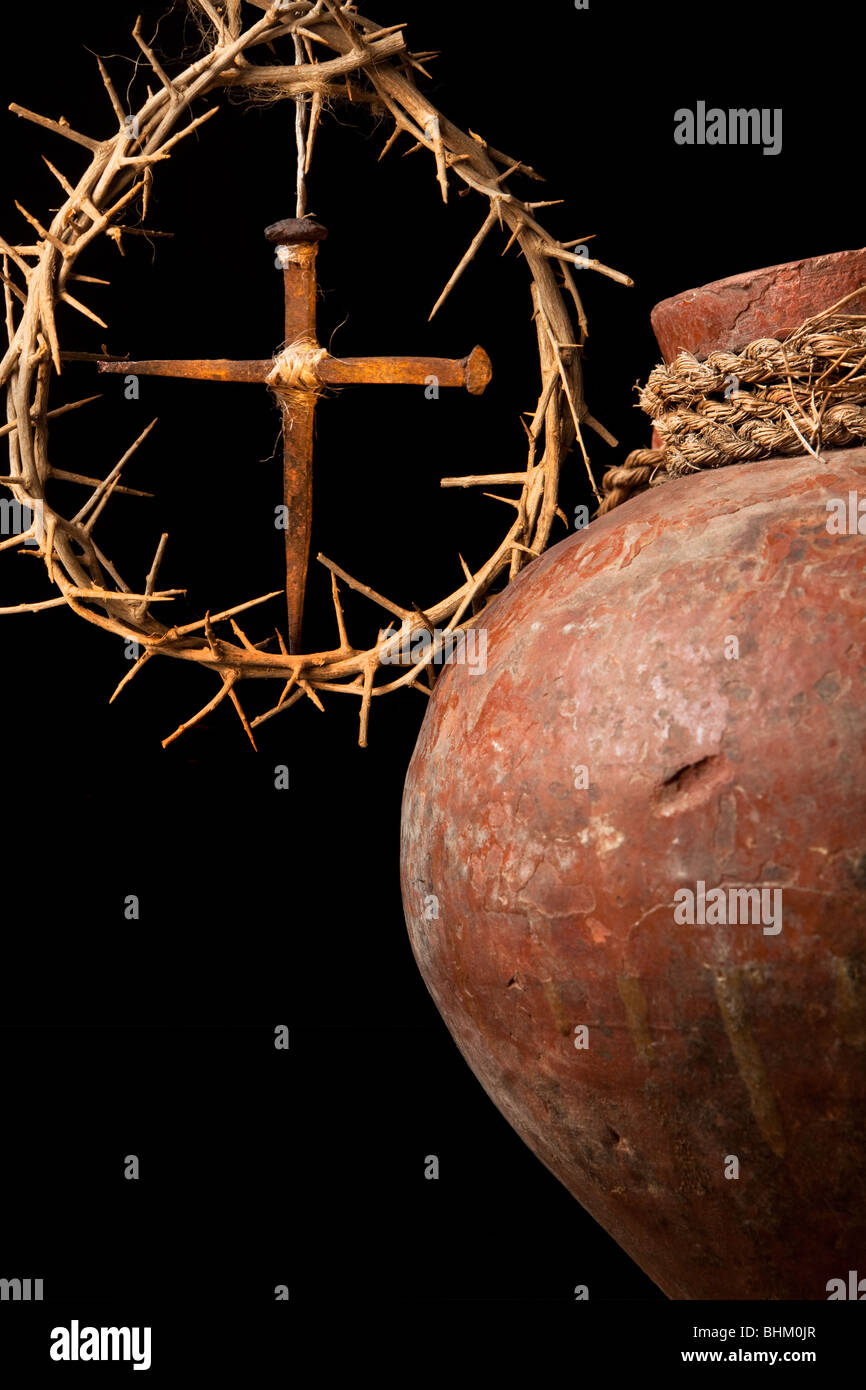 Antica brocca di vino e una Pasqua croce fatta di chiodi arrugginiti simboli della risurrezione Foto Stock