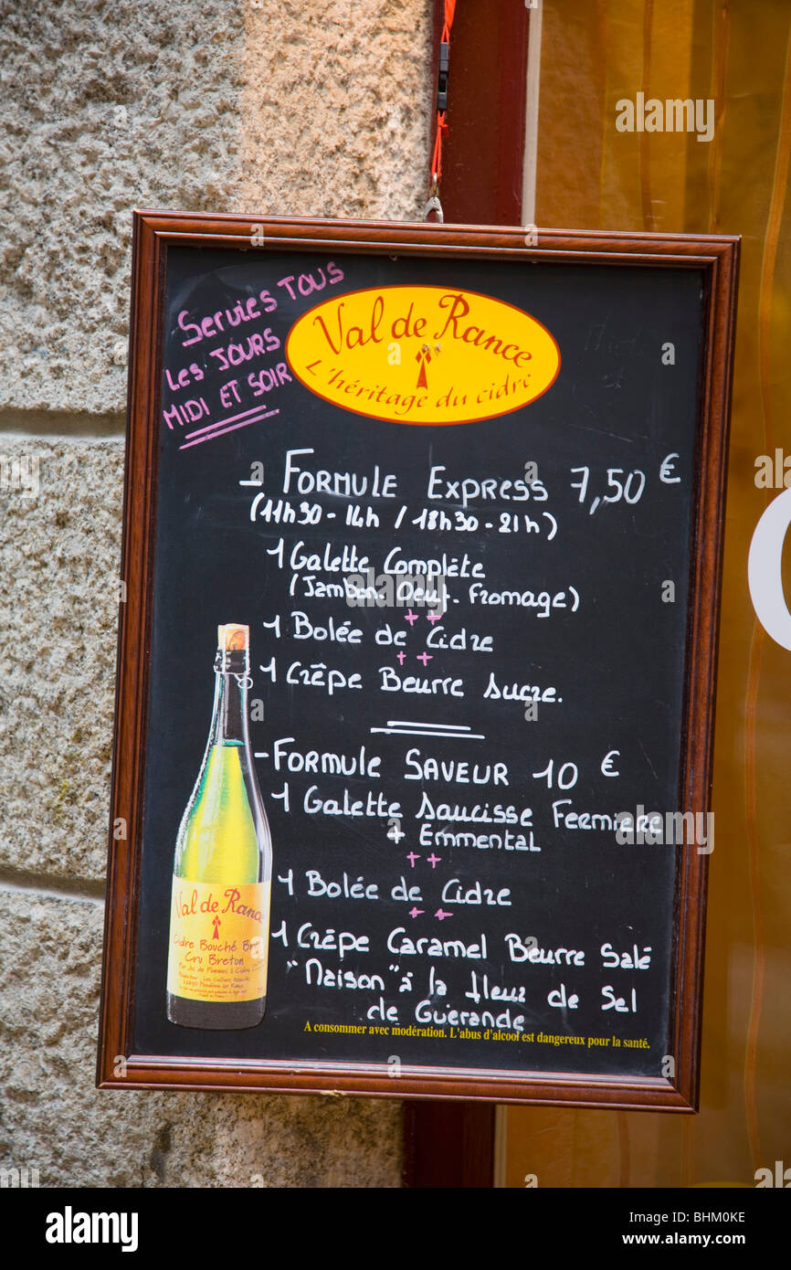 St Malo, Brittany, Francia. Scheda Menu promozione sidro bretone al di fuori di una crêperie tradizionale. Foto Stock