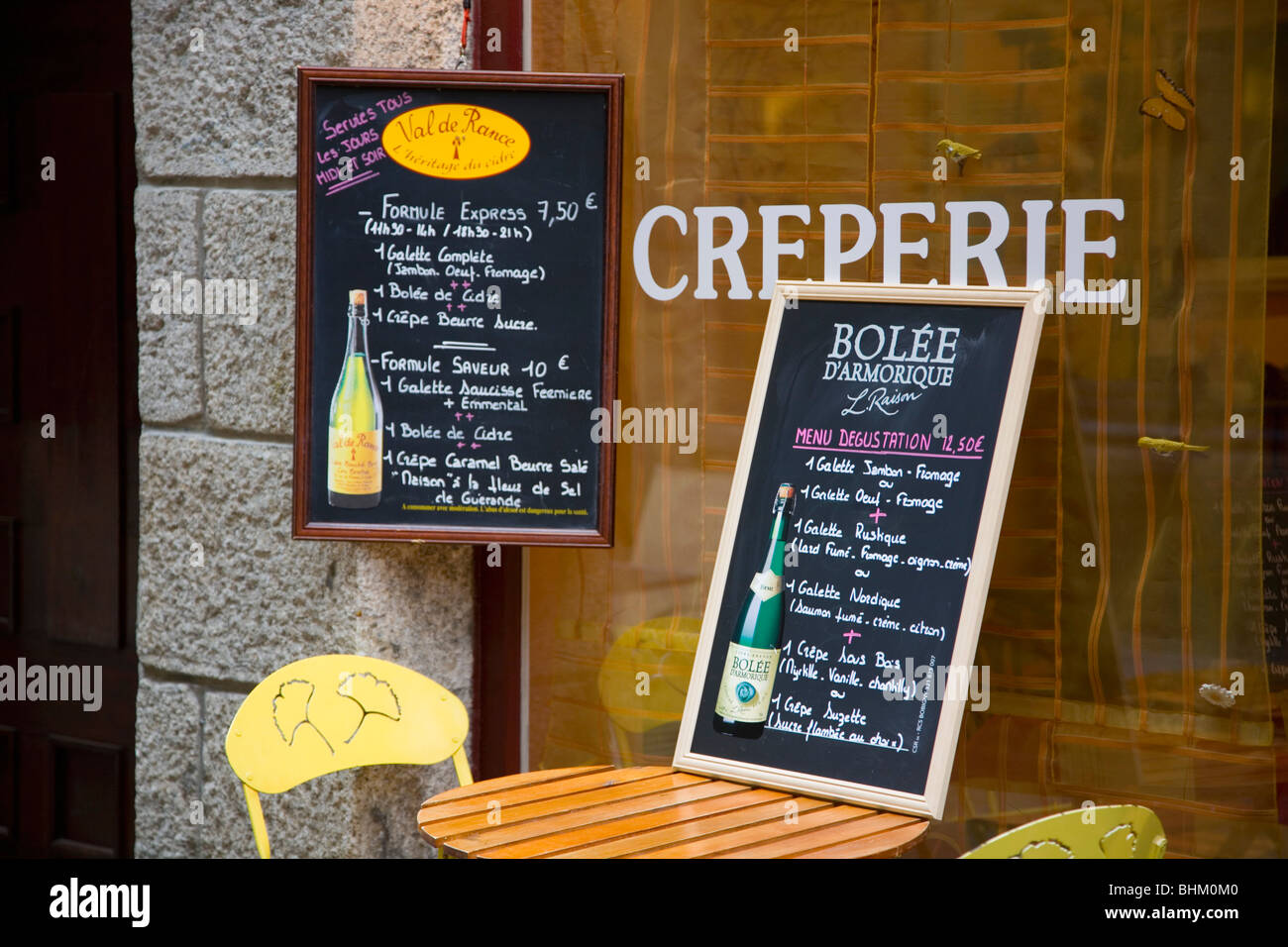 St Malo, Brittany, Francia. Schede di menu promozione sidro bretone al di fuori di una crêperie tradizionale. Foto Stock