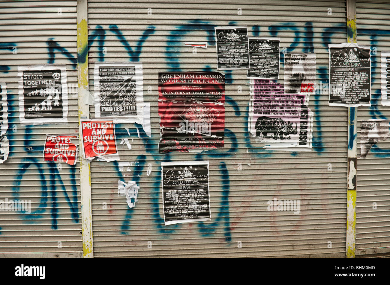 Fly poster eventi pubblicità fin dai primi anni ottanta, CND marche, Greenham Common accampamento della pace, Glastonbury etc, a partire da un set cinematografico Foto Stock