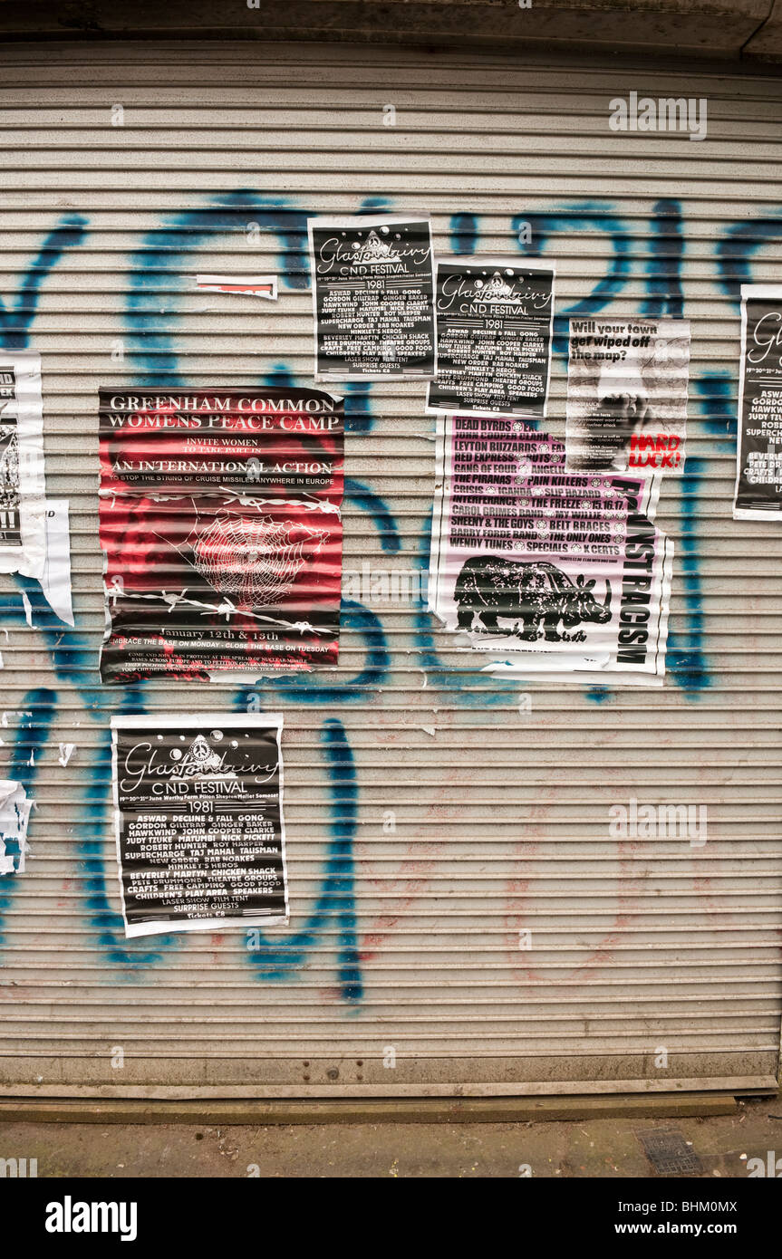 Fly poster eventi pubblicità fin dai primi anni ottanta, CND marche, Greenham Common accampamento della pace, Glastonbury etc Foto Stock