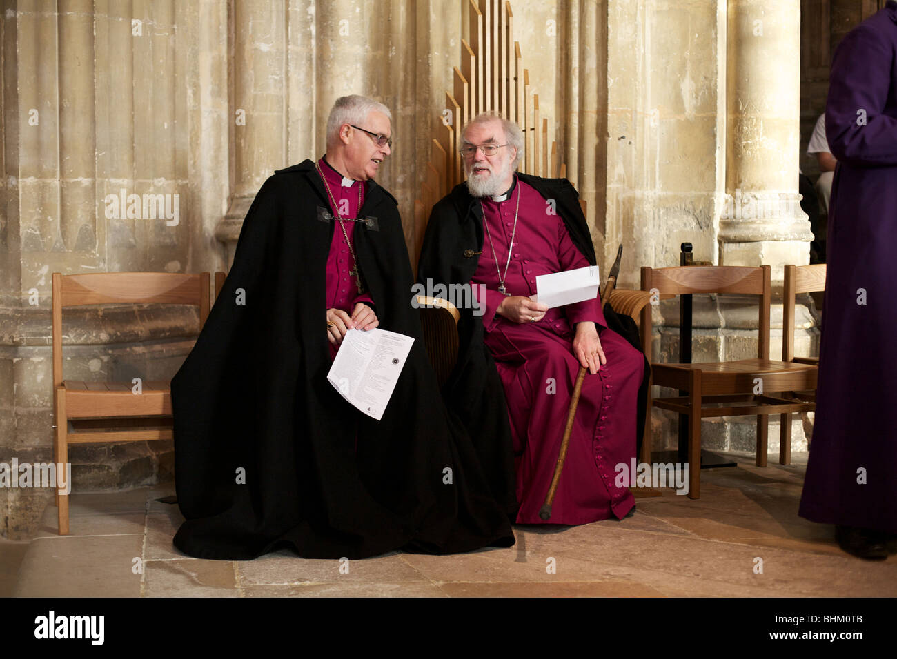 Arcivescovo di Canterbury in conversazione con un altro membro del clero Foto Stock