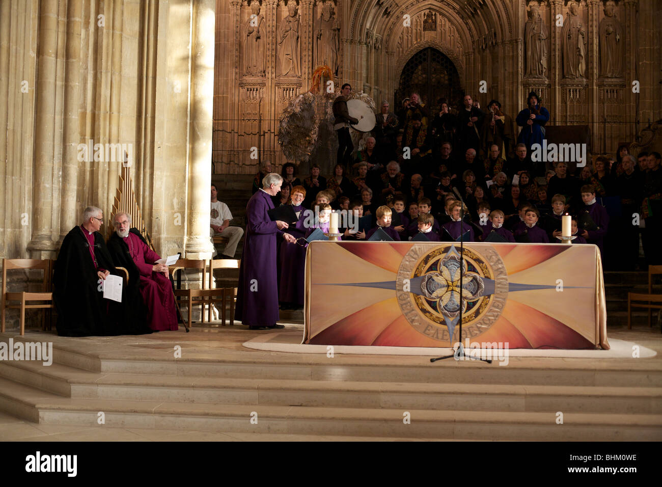 Arcivescovo di Canterbury in conversazione con anothe membro del clero Foto Stock