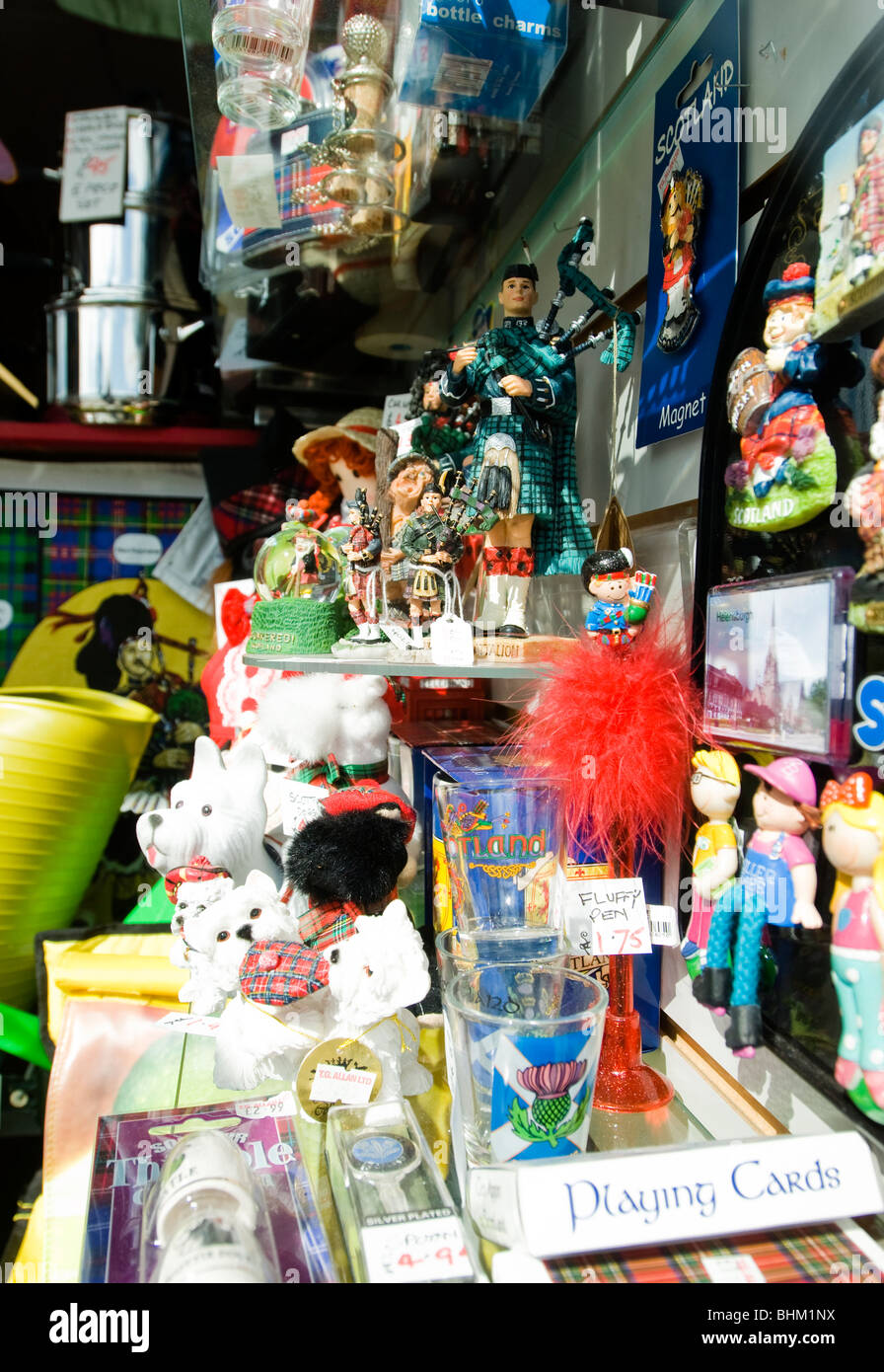 Scottish Tourist novità e negozio di souvenir nella finestra di visualizzazione di una Helensburgh high street shop. Foto Stock