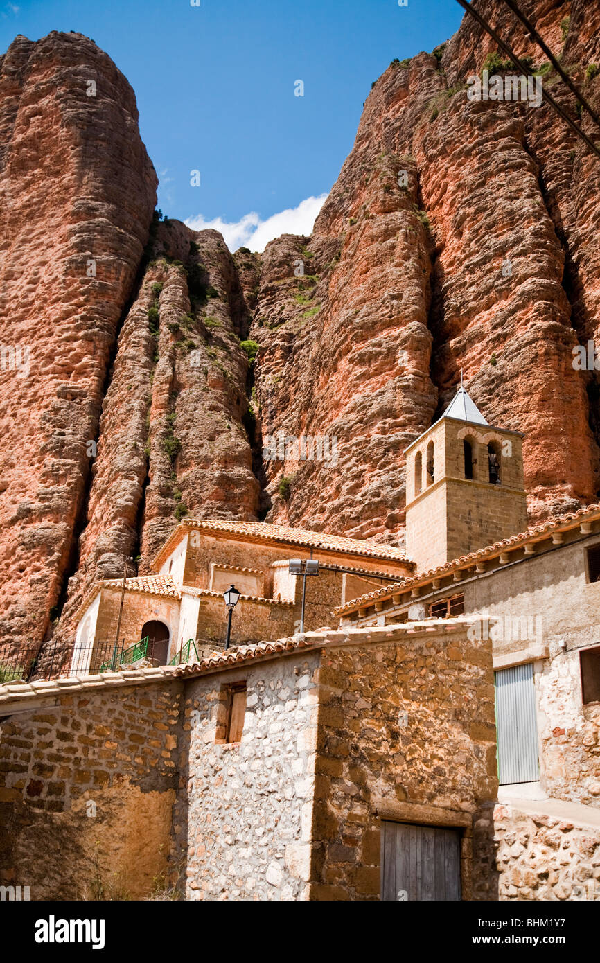 'Las Peñas de Riglos' o 'Mallos de Riglos' rock torri Riglos, provincia di Huesca, Aragona, Spagna, con il villaggio in primo piano Foto Stock