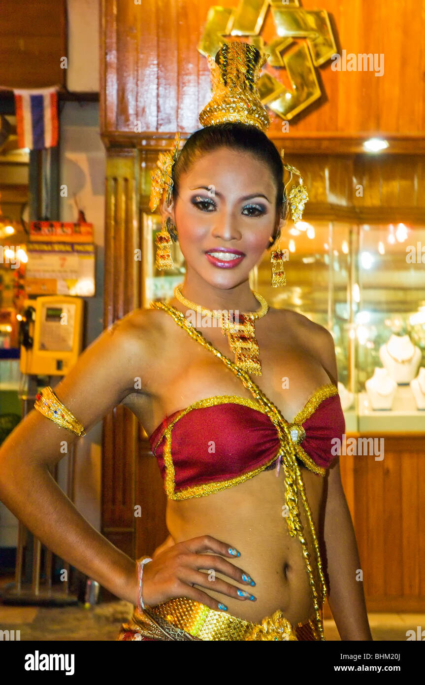 Thailandia, Pattaya, Loy Krathong Festival in novembre - transessuale in costumi tradizionali Foto Stock