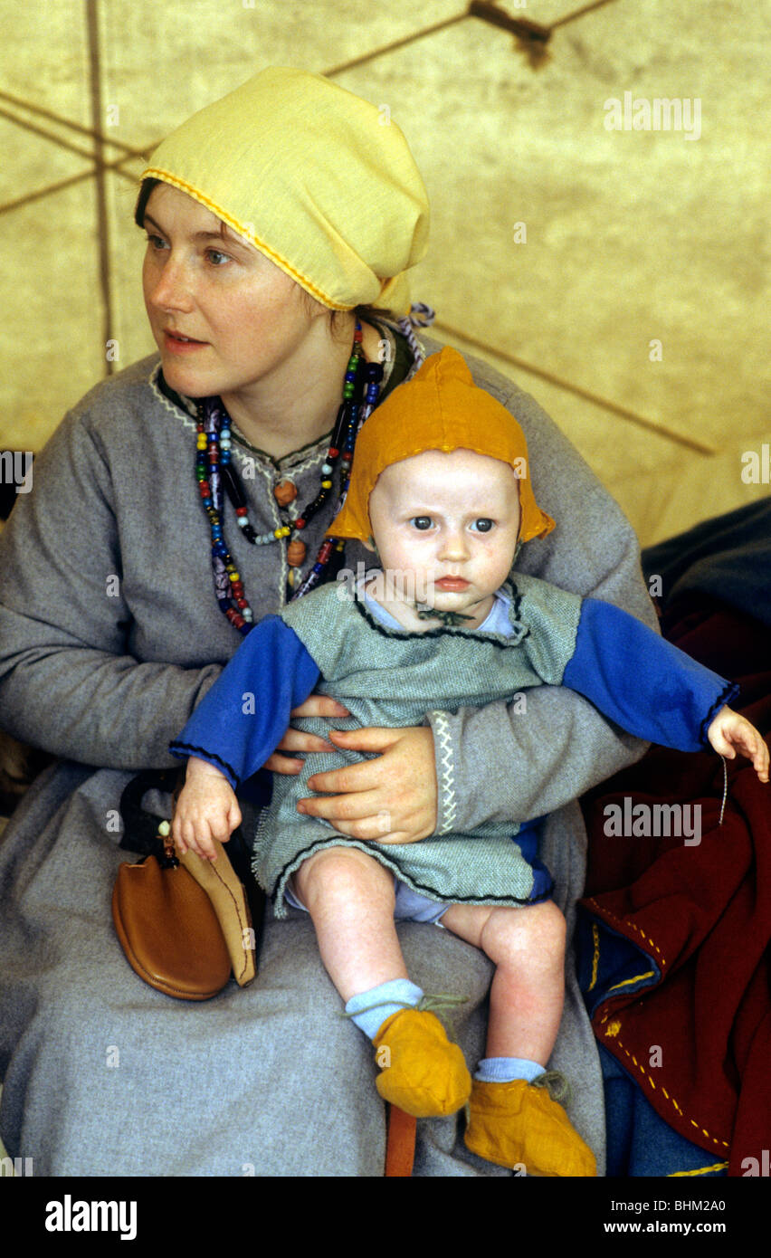 Norse Anglo Sassone Viking donna e bambino rievocazione storica madre i bambini in inglese storia britannica abito moda Foto Stock