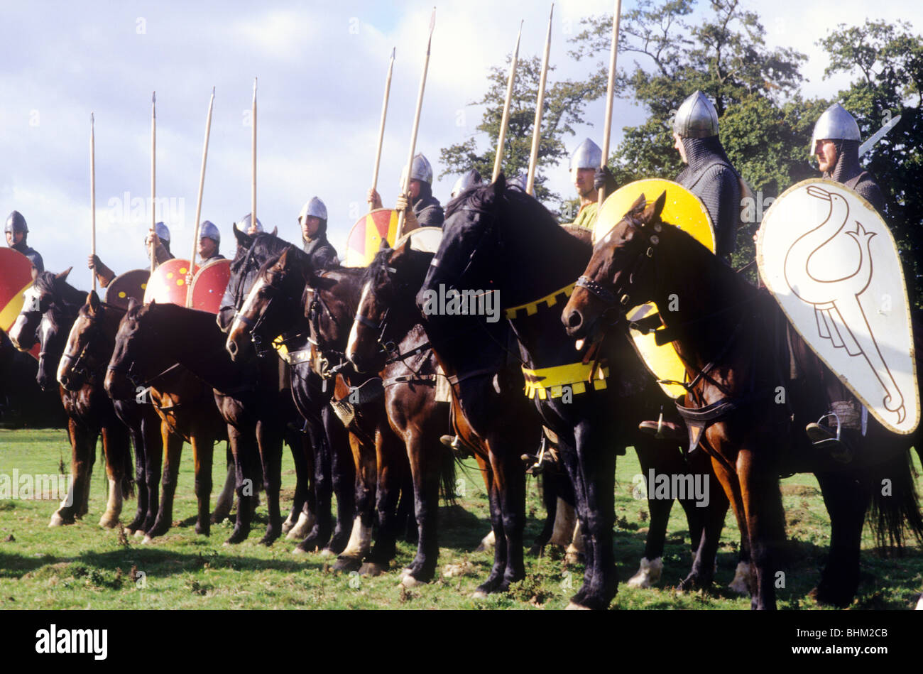 Montato dei cavalieri normanni cavalleria, Battaglia di Hastings rievocazione storica Sussex England Inglese Regno Unito British storia del costume Foto Stock