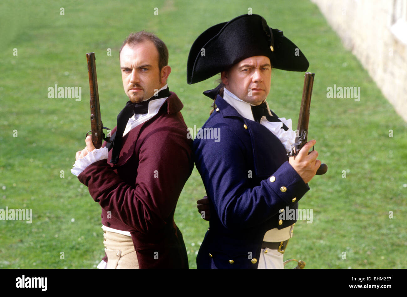 Regency Duellists duello del XIX secolo la rievocazione storica inglese costume storia navale della marina militare officer flintlock pistola pistole Foto Stock