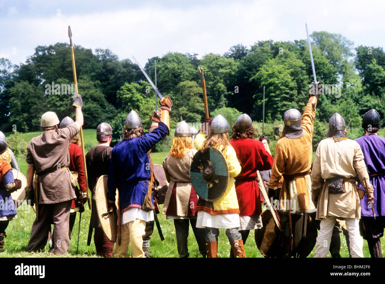 Norse Viking guerrieri Norsemen rievocazione storica soldati sassone Inghilterra battaglie battaglia armi arsenale di armi costume Foto Stock