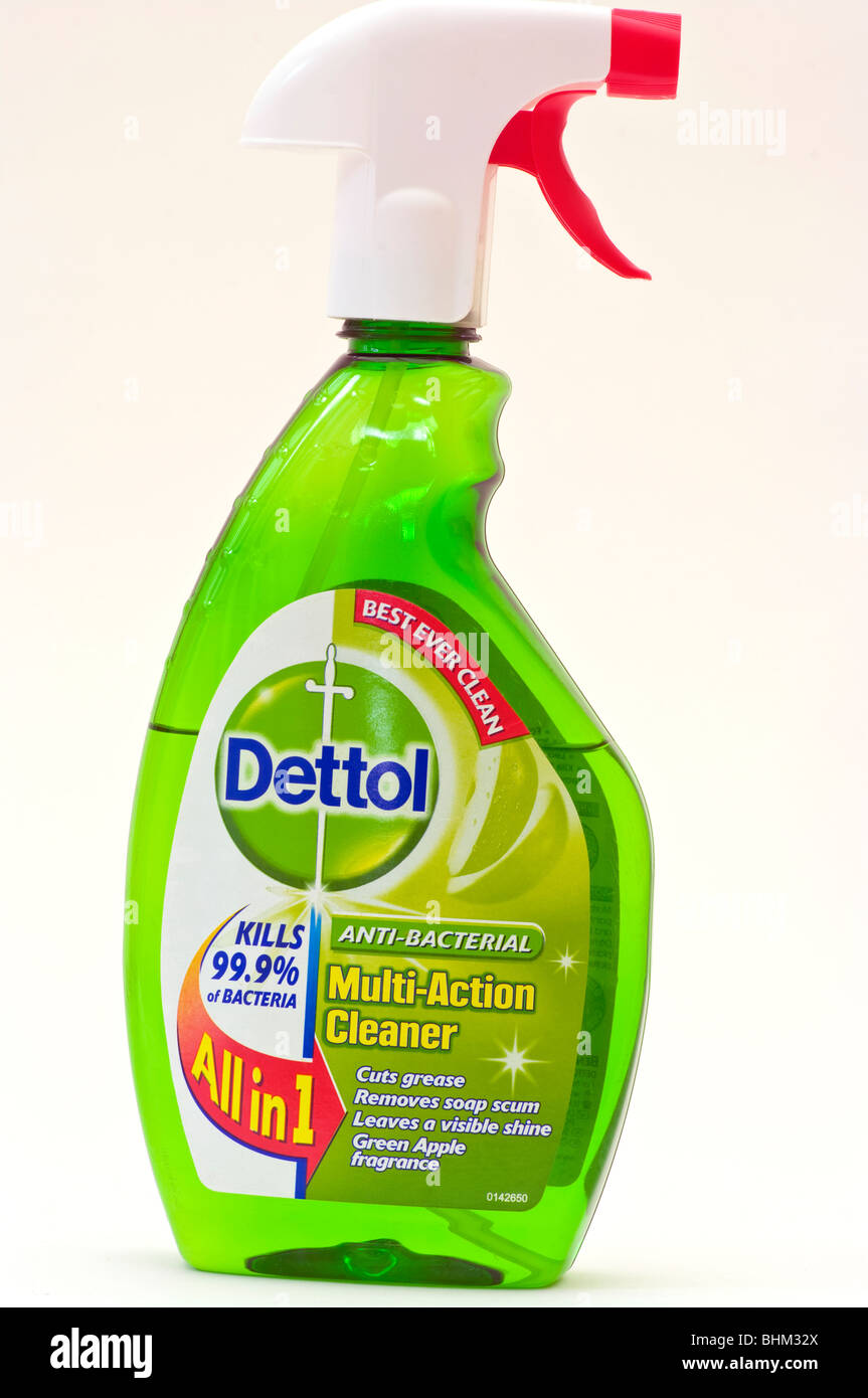 La bottiglia spray di Dettol Anti pulitore batterica isolata contro uno sfondo bianco Foto Stock