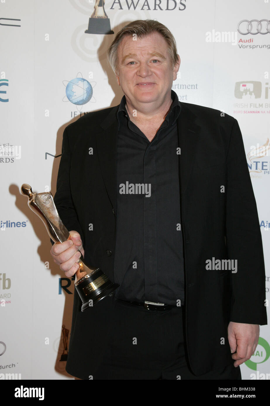 Brendan Gleeson con il suo attore in un ruolo principale trofeo televisivo al 7° Irish Film e Televisione Awards Foto Stock