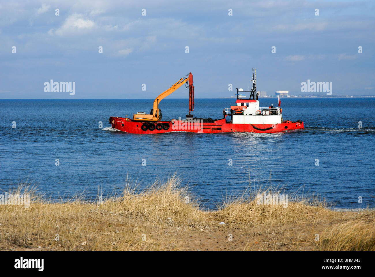 La struttura di pinza tramoggia draga 'Lantic Bay' a suo modo a mare di Fleetwood Bay, a discarica bottino dragati da Fleetwood marina. Foto Stock
