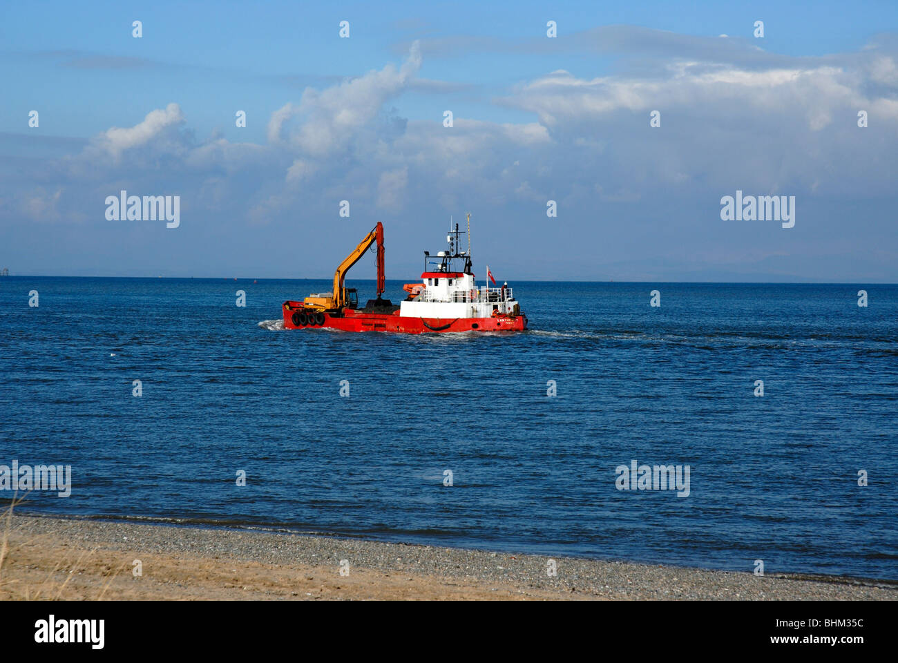 La struttura di pinza tramoggia draga 'Lantic Bay' a suo modo a mare di Fleetwood Bay, a discarica bottino dragati da Fleetwood marina. Foto Stock