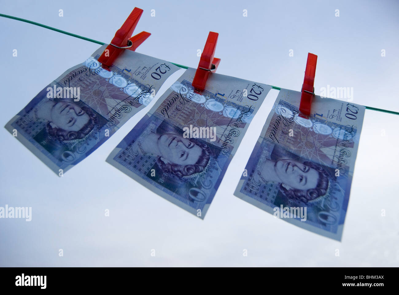 Venti Pound note su una linea di lavaggio Foto Stock