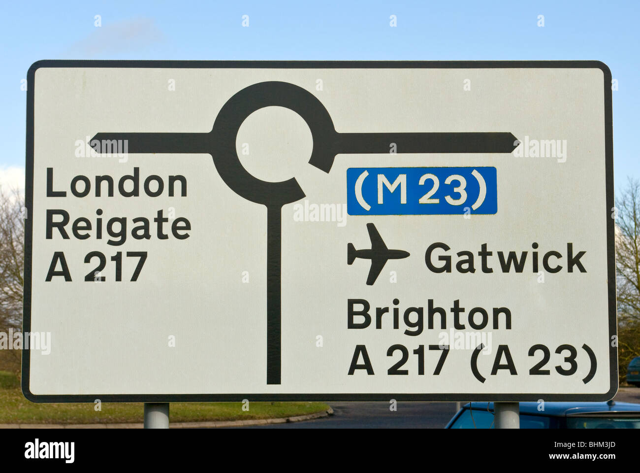 Rotonda rettangolare cartello stradale indicazioni per Londra Reigate Gatwick Brighton Foto Stock