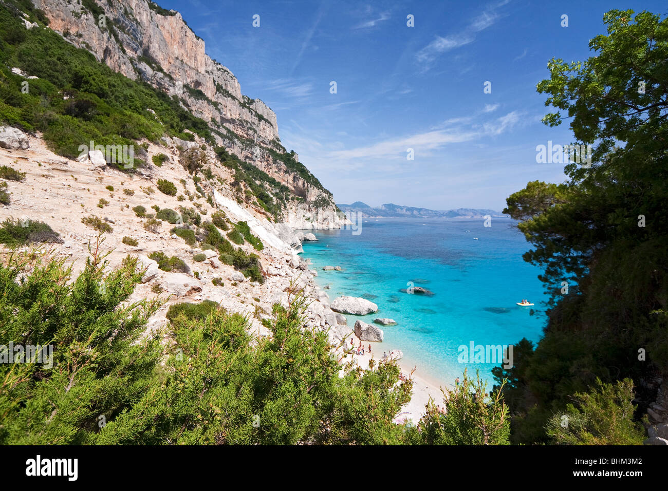 Alloggiamento vuoto Cala Goloritze Beach, l'isola di Sardegna Italia. Blu chiaro in acqua Cala Goloritzè Bay, Mar Mediterraneo. Foto Stock