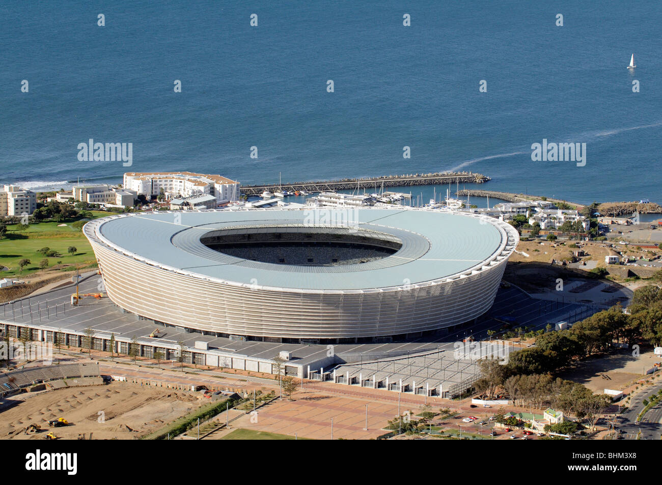 Stadio Green Point di Città del Capo Sud Africa sede per la Coppa del Mondo 2010 cancelli di ingresso e la strada di accesso e Granger Bay Harbor Foto Stock