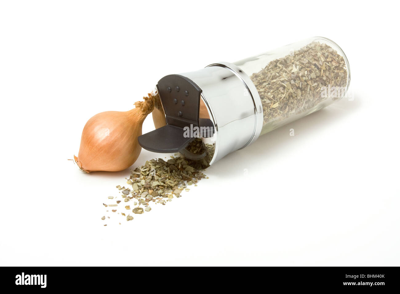 Essiccata la salvia in dispenser con cipolla piccola isolata contro uno sfondo bianco. Foto Stock