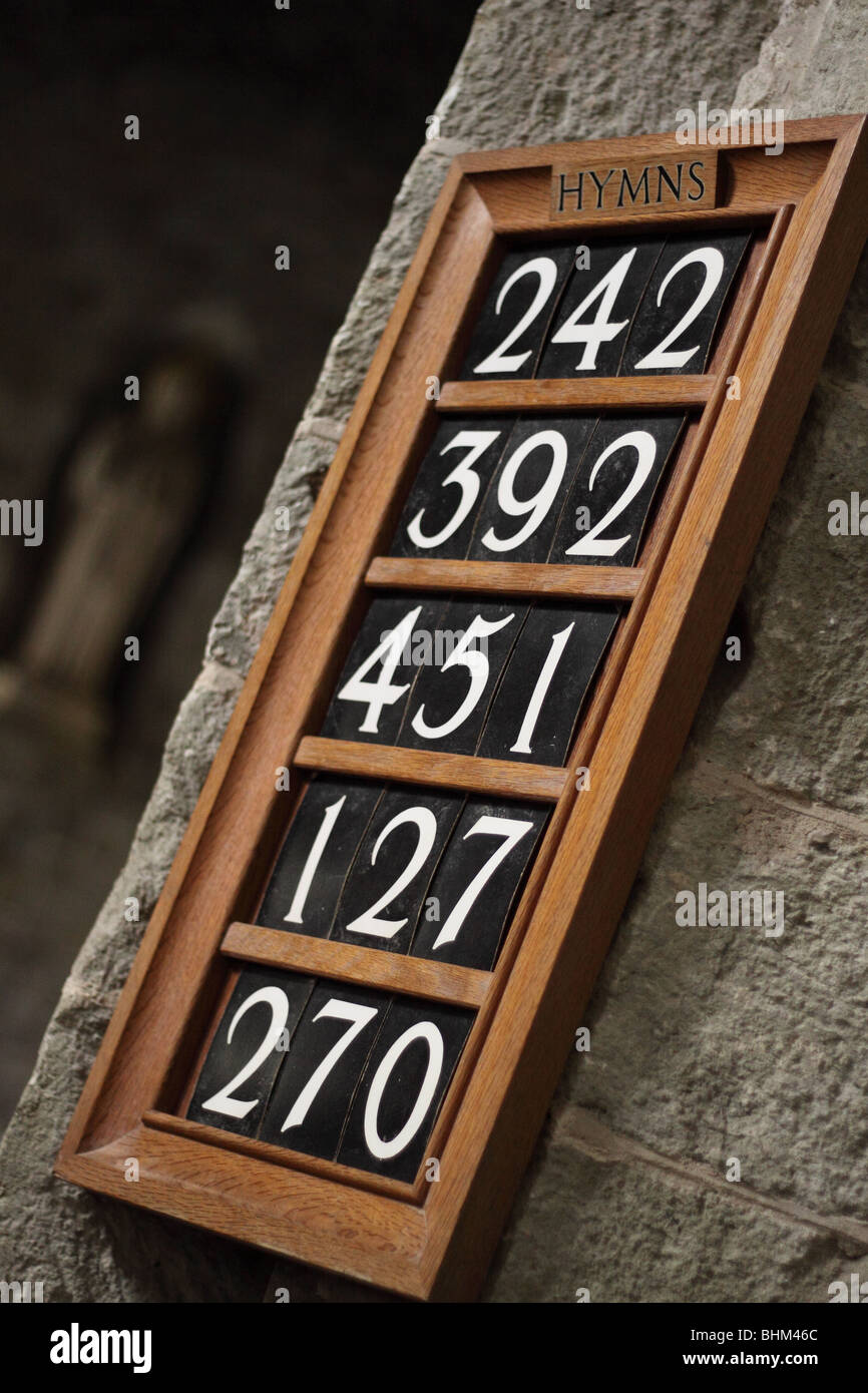 Chiesa inni inno board che mostra i numeri di inno in inglese villaggio chiesa Foto Stock