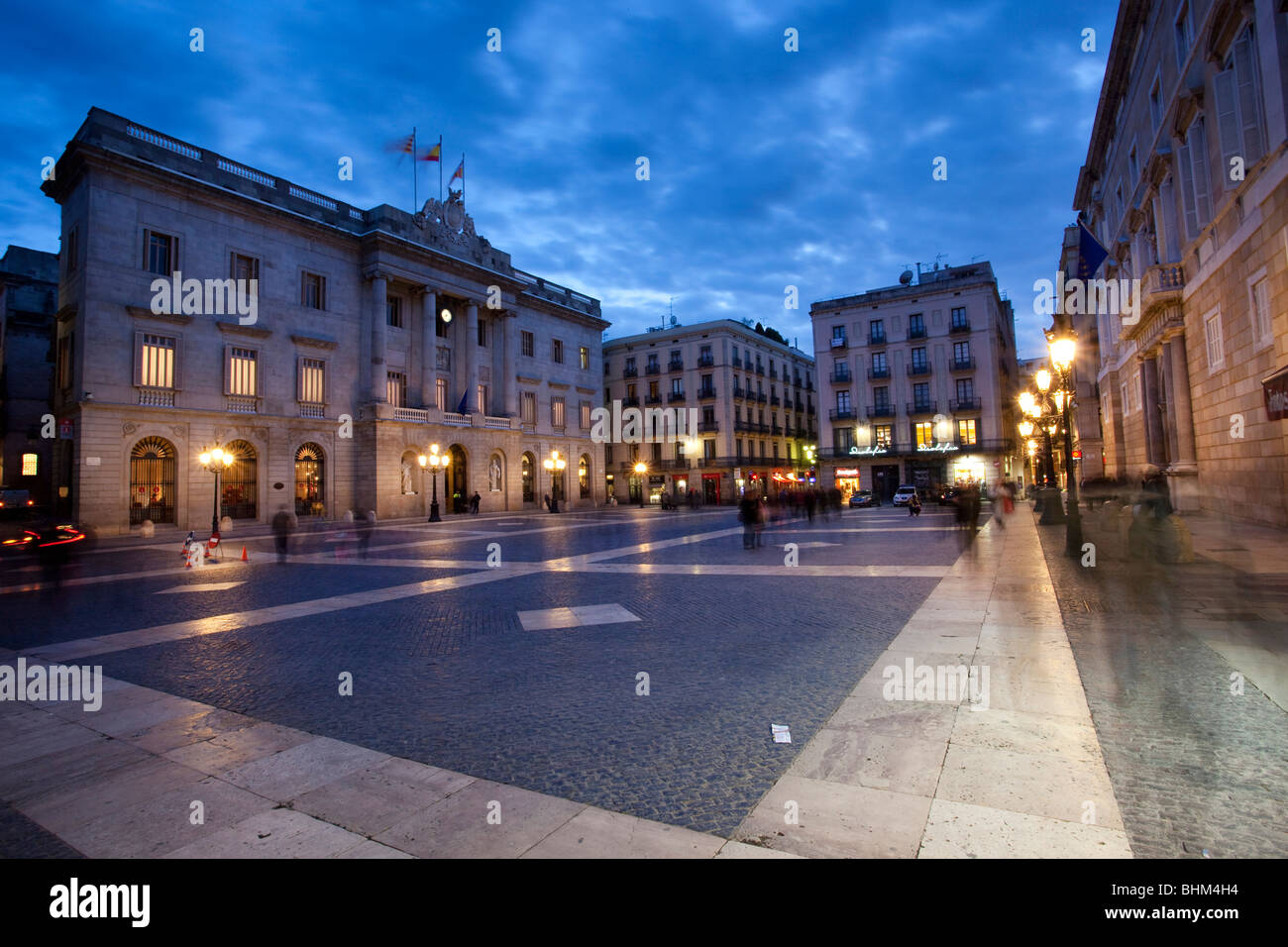 Central Plaza di 'Sant Jaume' al crepuscolo, Città del Municipio, Barcellona, Spagna Foto Stock