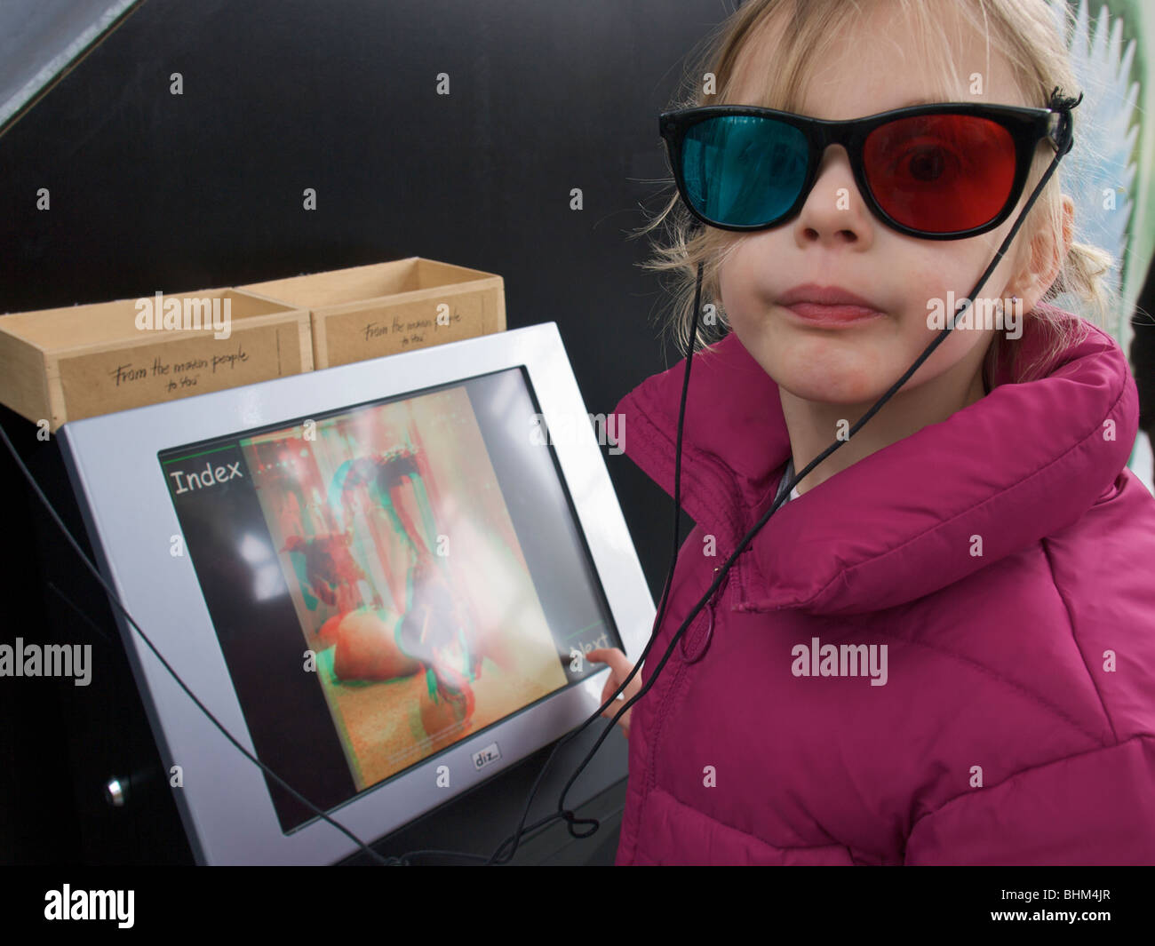 Ragazza 5 anni che indossa gli occhiali 3D alla ricerca presso il Museo presentazione su monitor touch screen. Boxtel, Noord Brabant, Paesi Bassi Foto Stock