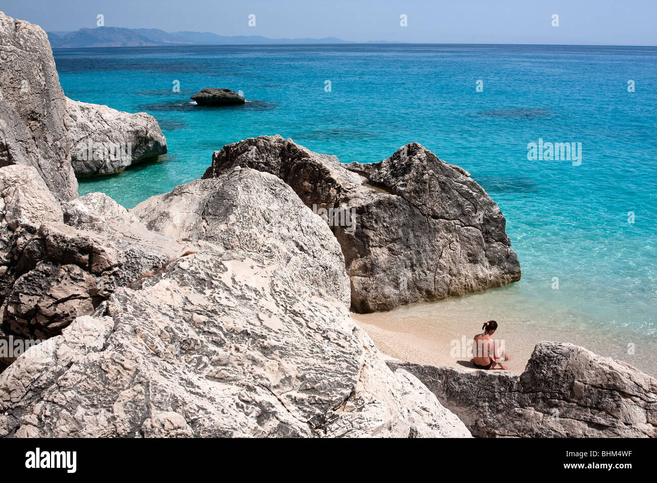 Alloggiamento vuoto Cala Goloritze Beach, l'isola di Sardegna Italia. Blu chiaro in acqua Cala Goloritzè Bay, Mar Mediterraneo. Foto Stock
