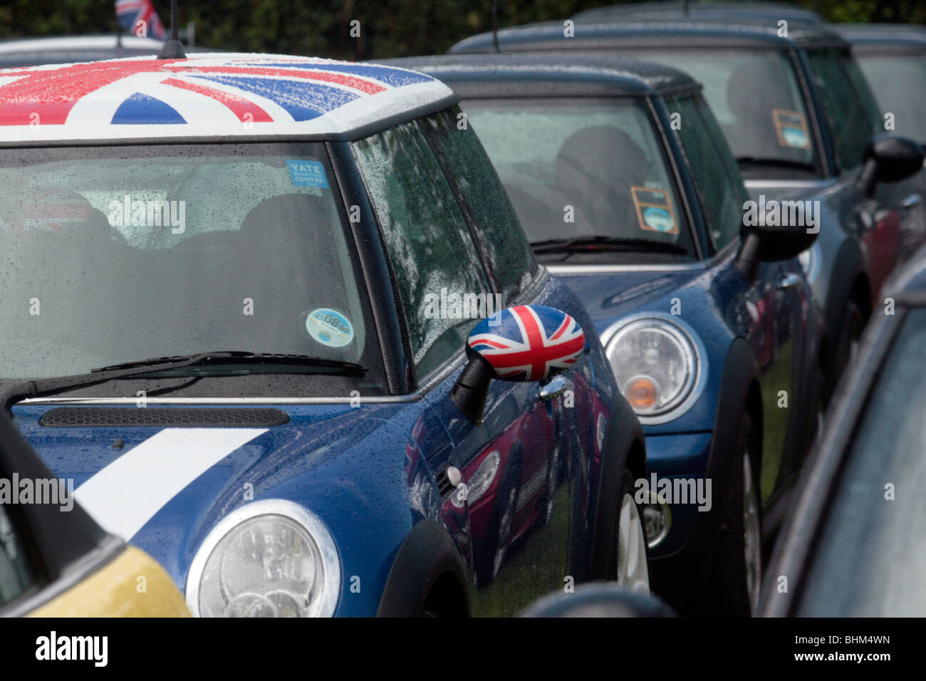 La Gran Bretagna è best loved cresciuto in casa auto, mini, è avente il suo cinquantesimo compleanno festeggiato con un fine settimana di motorsport di azione. Foto Stock