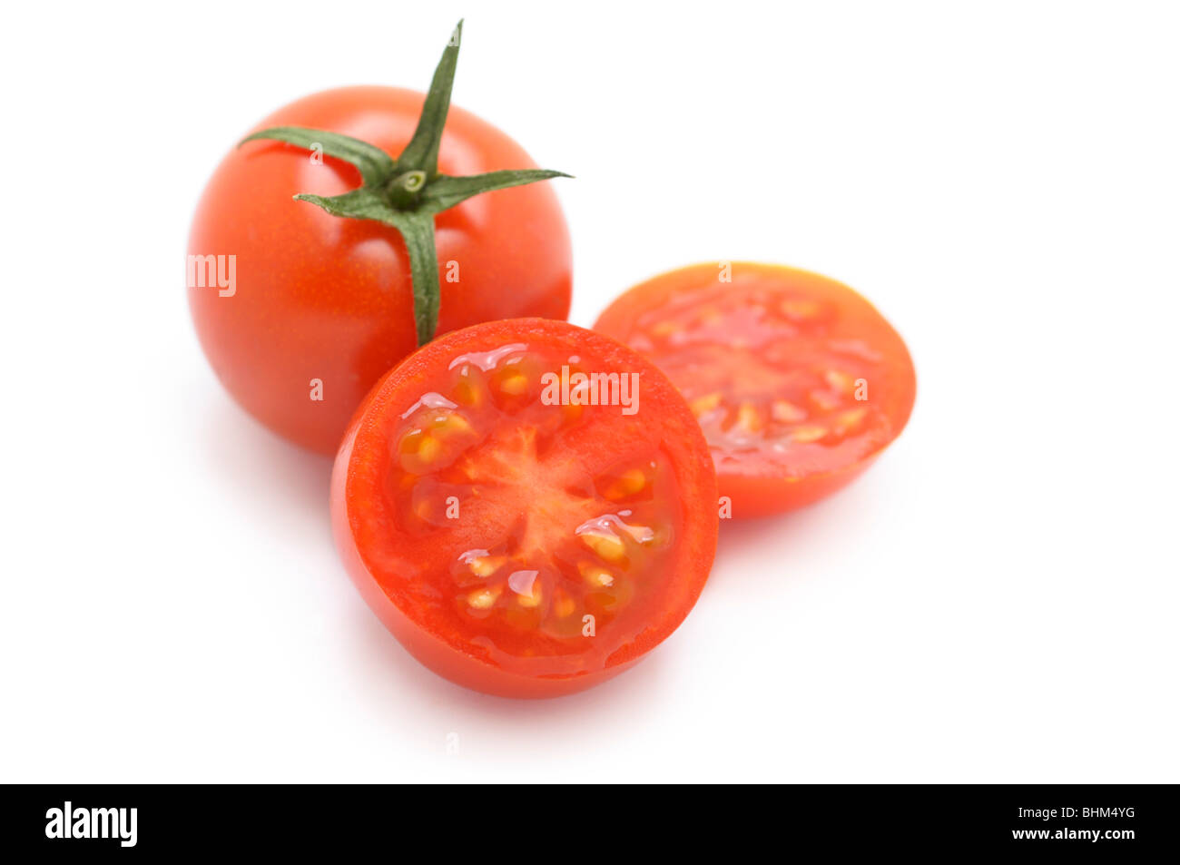 Pomodori ciliegia intera e tagliata a fette Foto Stock