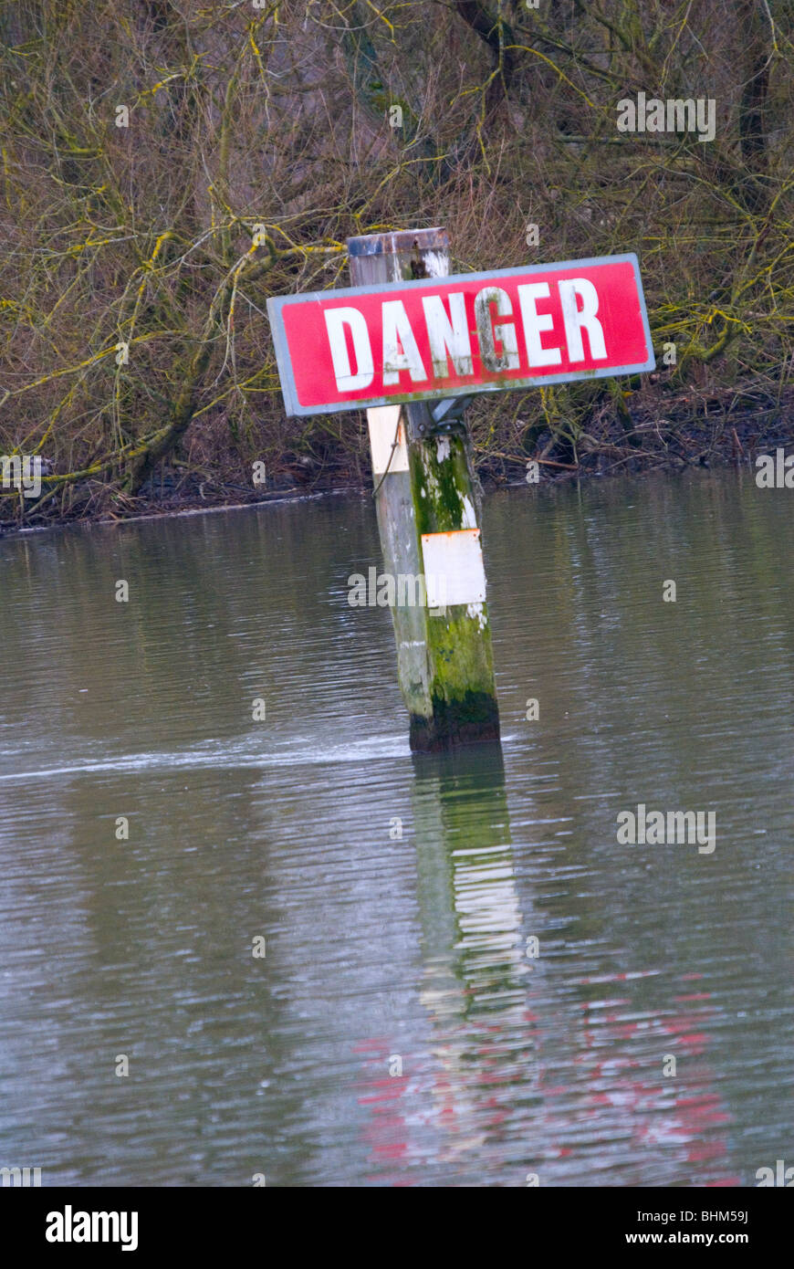Un segno di pericolo diportisti di avvertimento di un imminente weir sul Fiume Tamigi Foto Stock