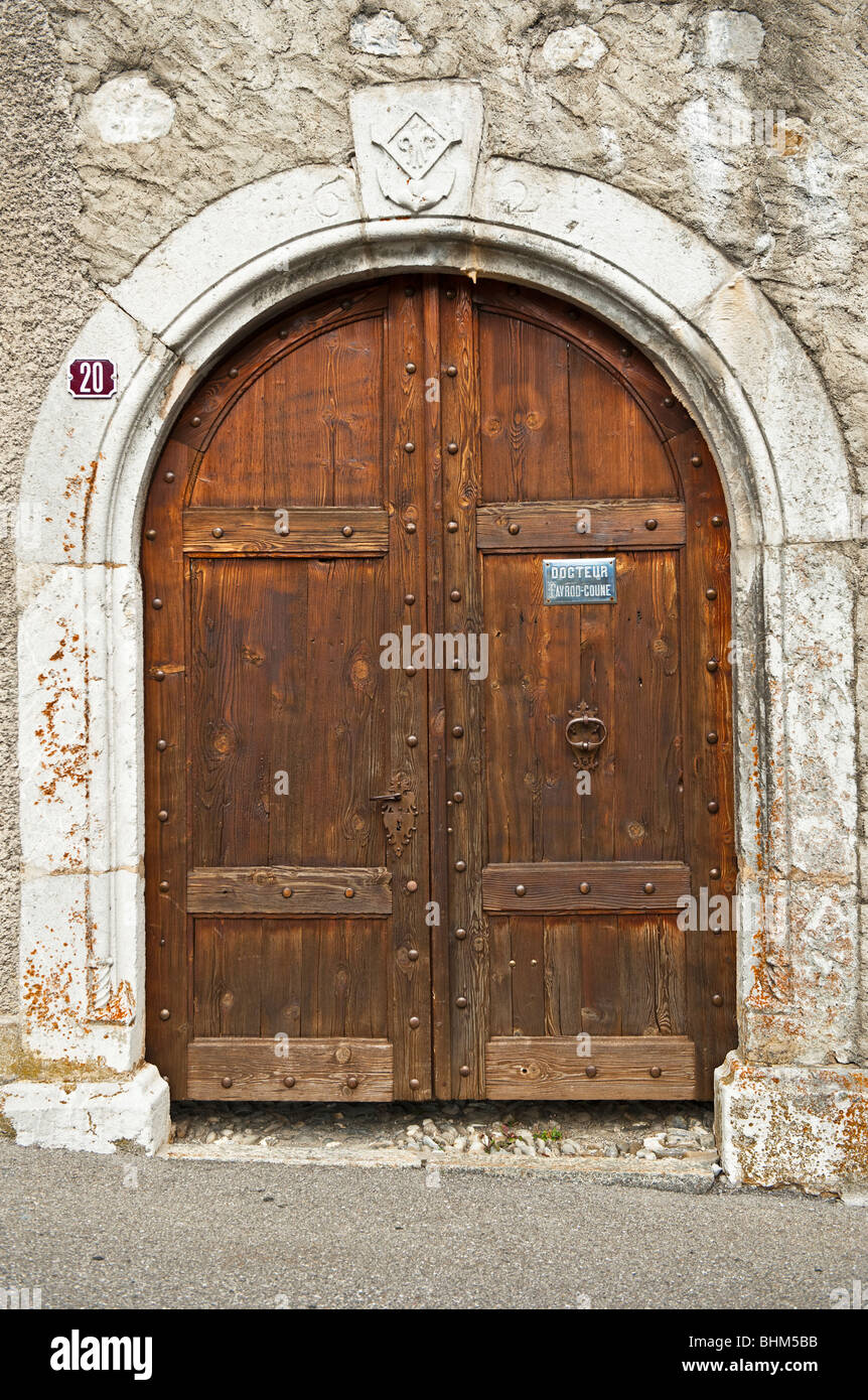 Una tradizionale porta in legno in Svizzera Foto Stock