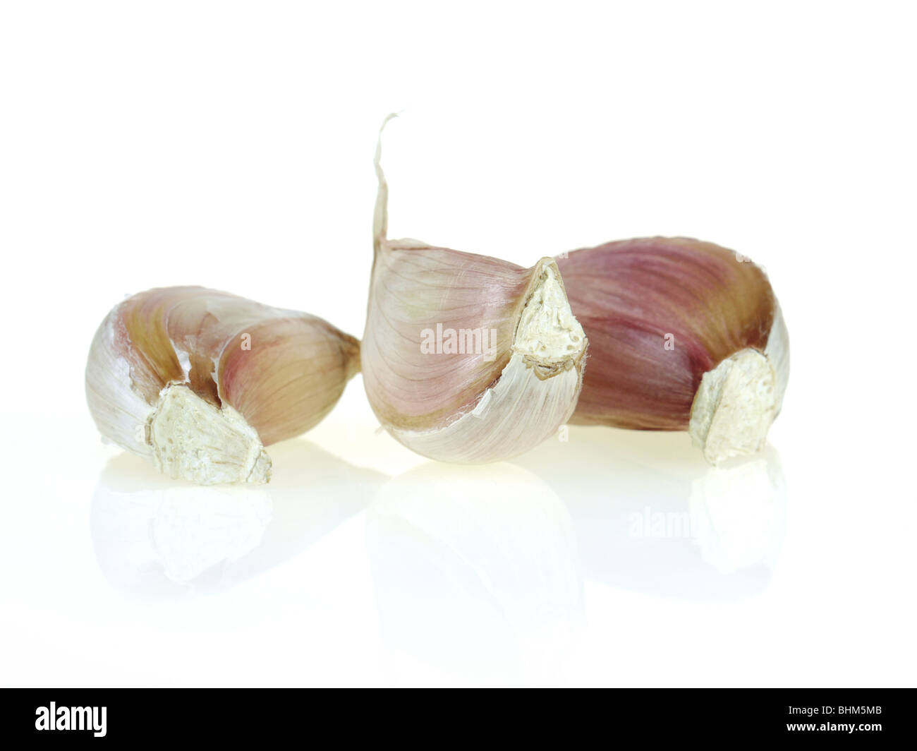 Tre chiodi di garofano di aglio su sfondo bianco Foto Stock