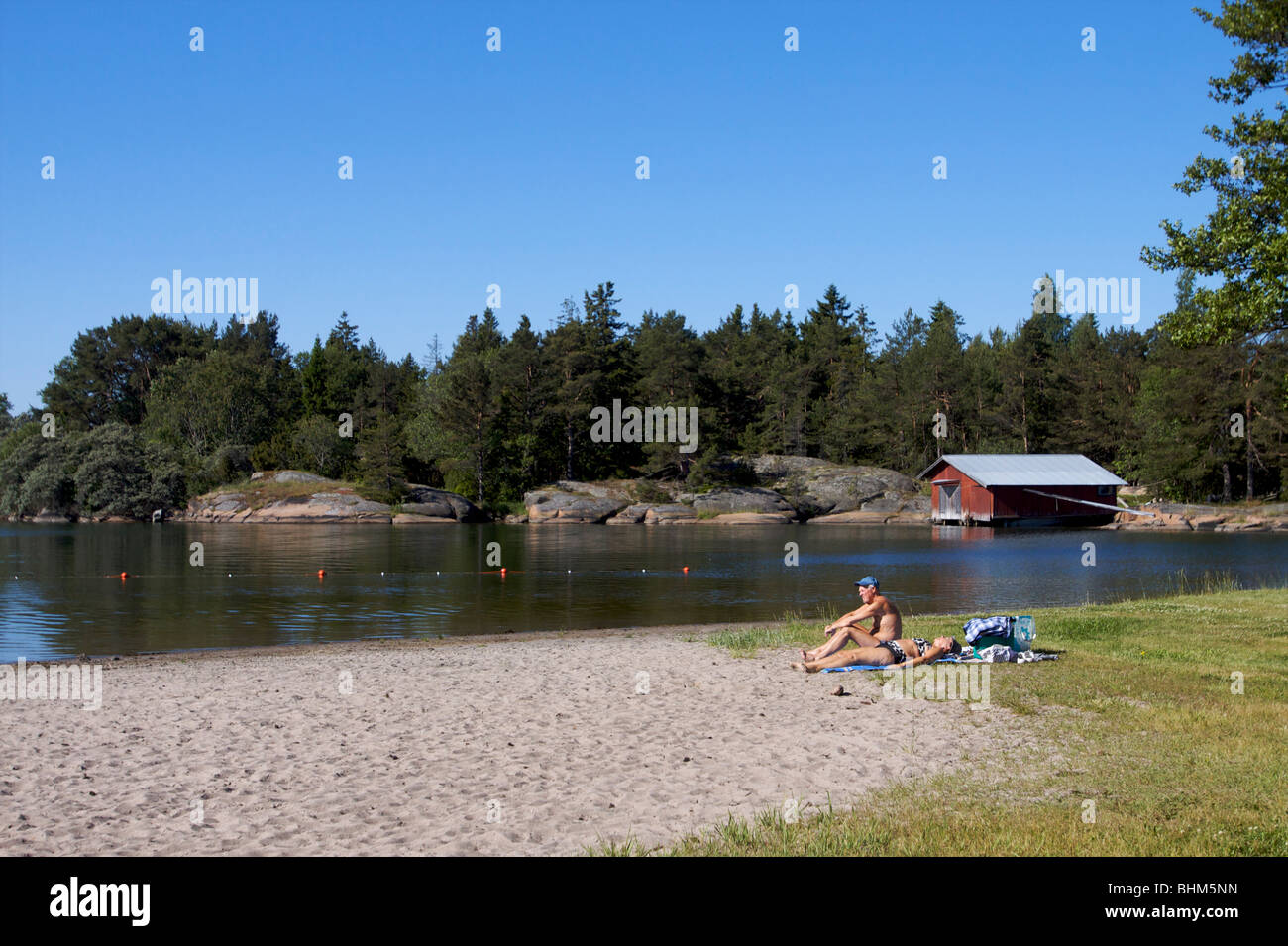 Una piccola spiaggia lungo la costa dell'arcipelago äland Finlandia Foto Stock