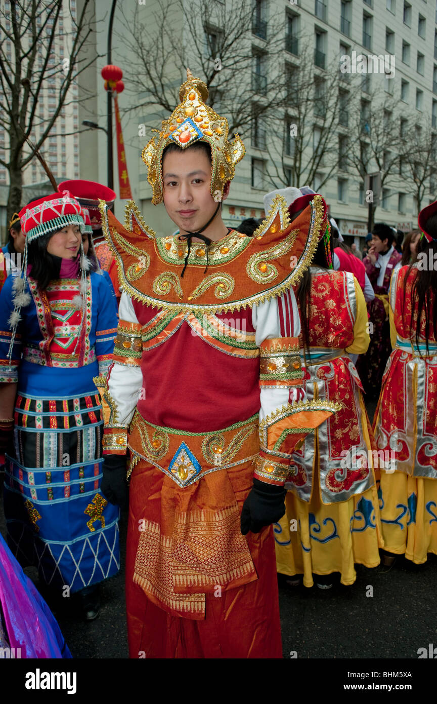 Parigi, Francia, uomo cinese vestito in cinese tradizionale abiti in 'Anno  Nuovo Cinese " Carnevale a Chinatown Foto stock - Alamy