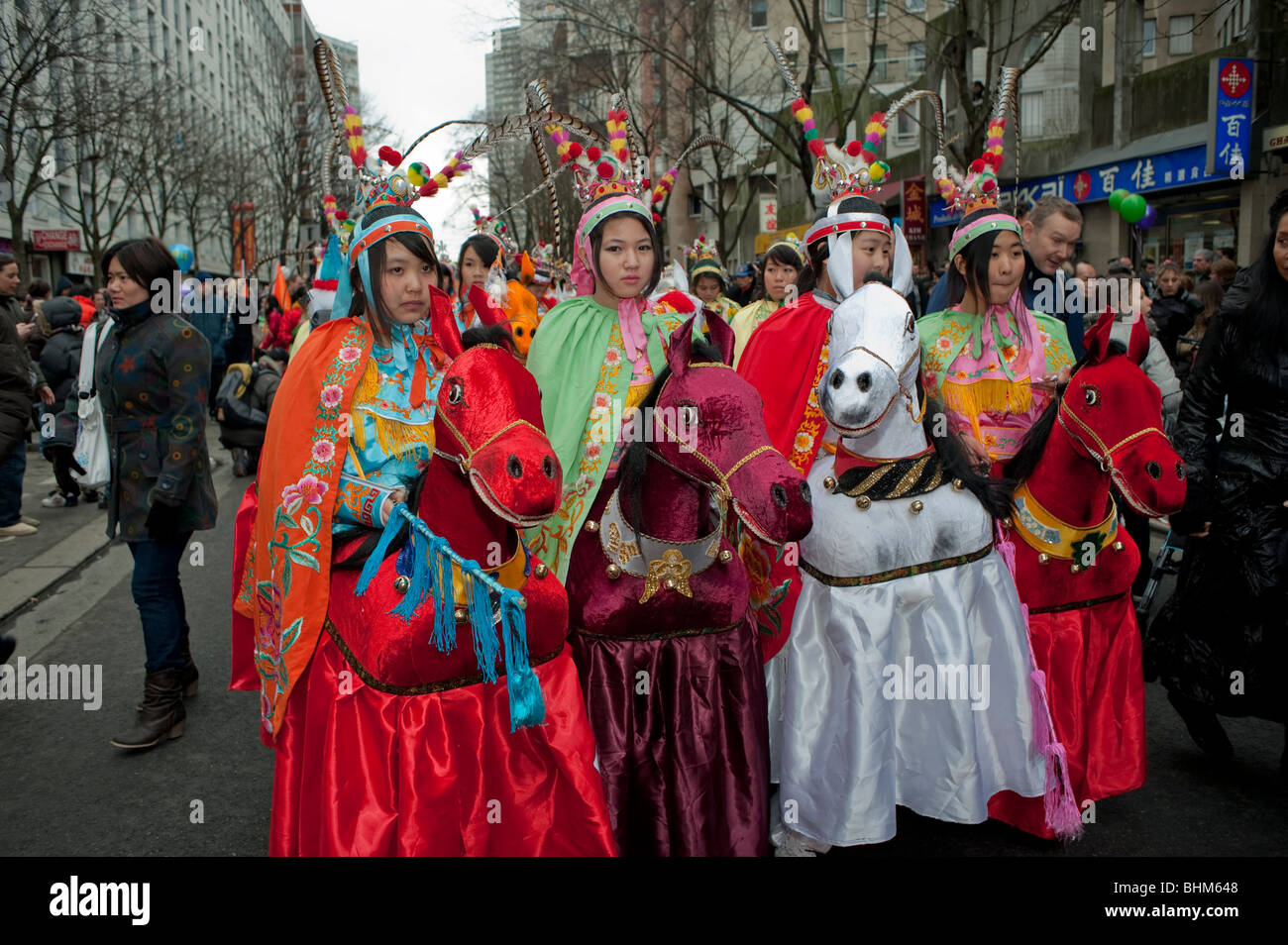 Parigi, Francia, Gruppo di amici, Donne cinesi in folla vestito di abiti  tradizionali cinesi nel Carnevale 'Capodanno Cinese' a Chinatown,  adolescenti fuori città, vacanze divertenti Foto stock - Alamy