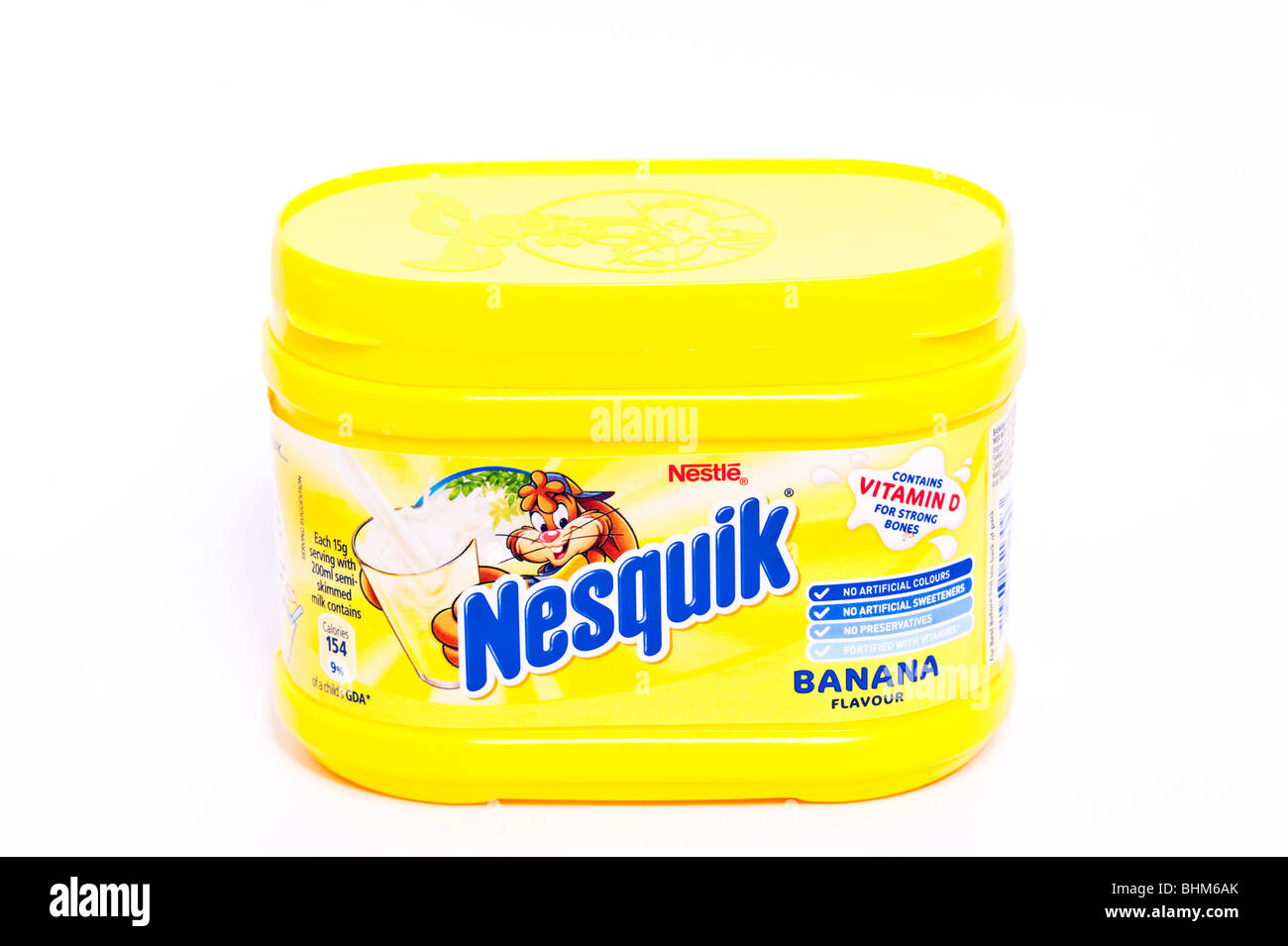 Una vasca di Nestlé Nesquik aroma banana frullato mix su sfondo bianco Foto Stock
