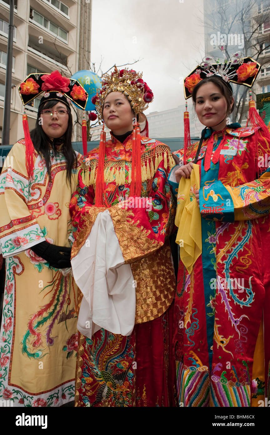Parigi, Francia, Cinese donne abbigliate con vestiti tradizionali abiti  cinesi in 'Anno Nuovo Cinese " Carnevale a Chinatown Foto stock - Alamy