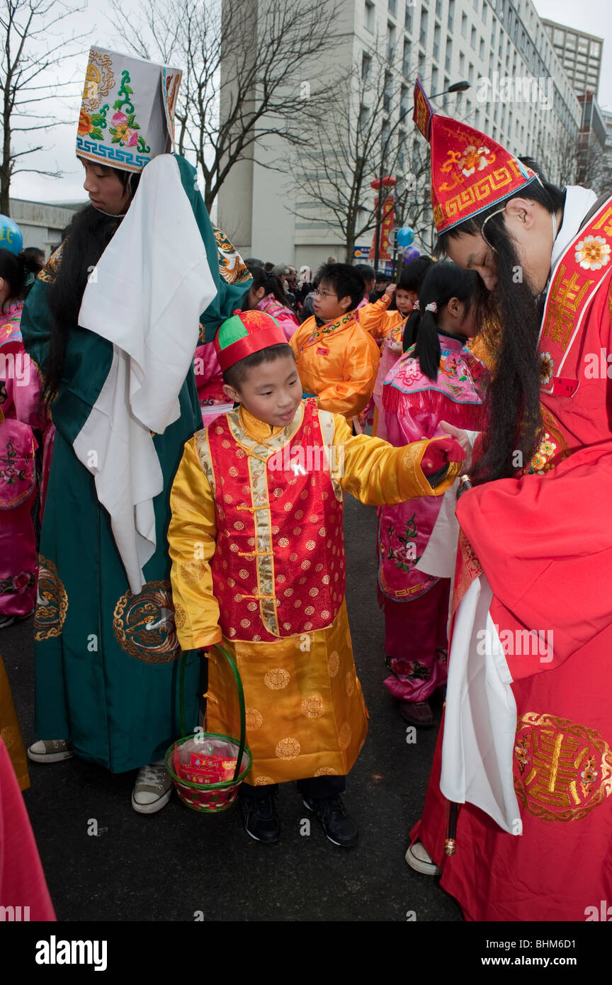 Parigi, Francia, uomini cinesi vestiti con abiti cinesi tradizionali nel Carnevale  di Capodanno cinese a Chinatown, ragazzo di Capodanno Foto stock - Alamy