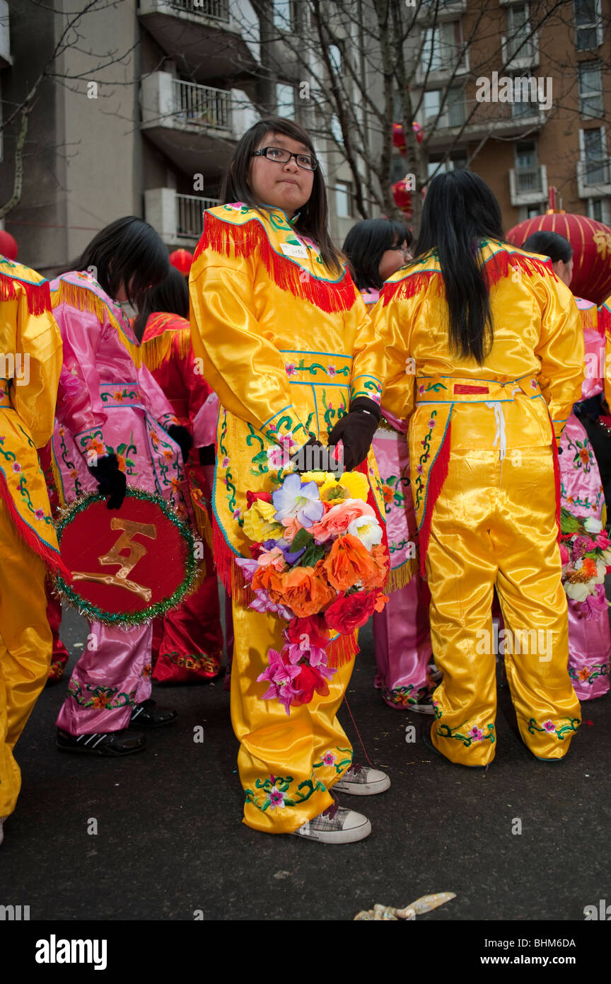 Parigi, Francia, Cinese donne abbigliate con vestiti tradizionali abiti  cinesi in 'Anno Nuovo Cinese " Carnevale a Chinatown Foto stock - Alamy