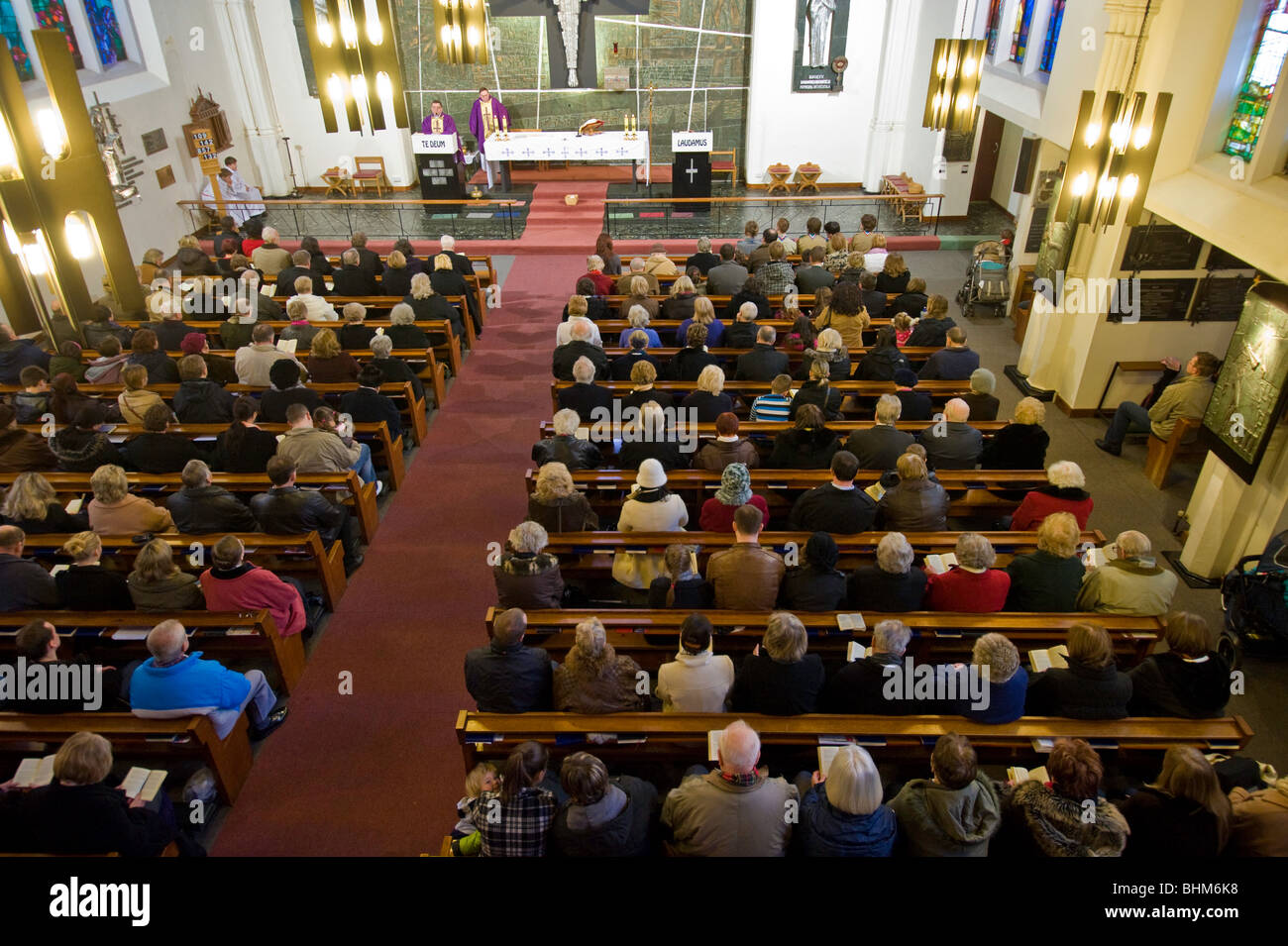 Messa alla chiesa polacca di San Andrea Bobola, Hammersmith, W6, London, Regno Unito Foto Stock