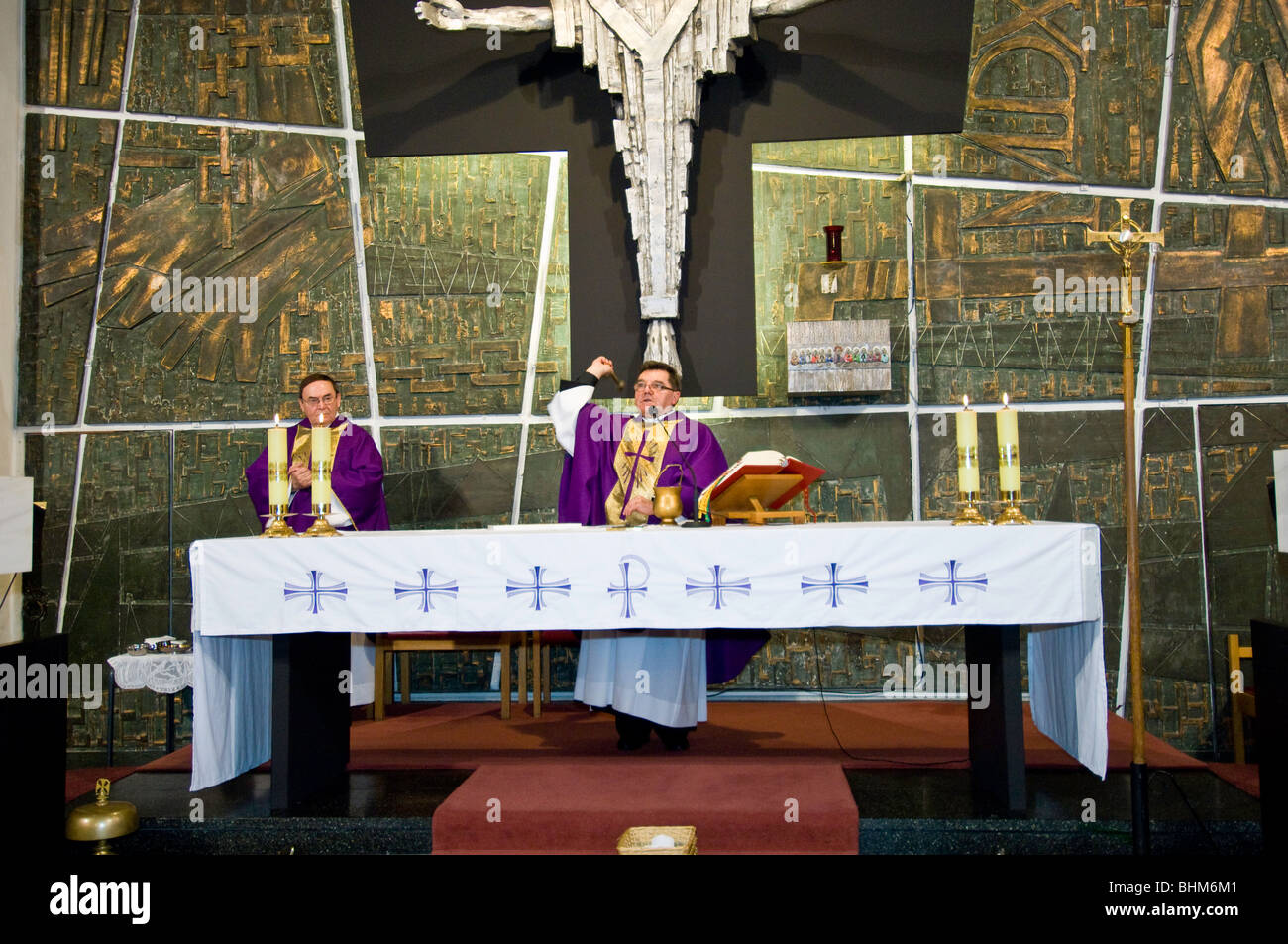 Messa alla chiesa polacca di San Andrea Bobola, Hammersmith, W6, London, Regno Unito Foto Stock