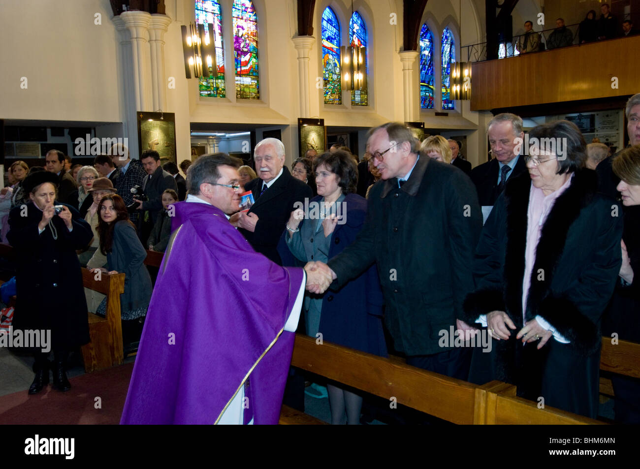 Dopo la santa Messa con la comunità polacca anziani compresi Presidente Kaczorowski, Chiesa di Sant'Andrea Bobola, Hammersmith, London, Regno Foto Stock