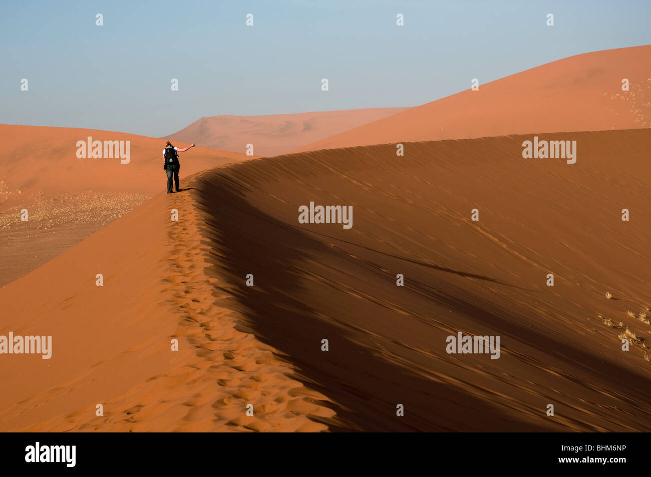 Duna Rossa di arrampicata in Namibia Foto Stock